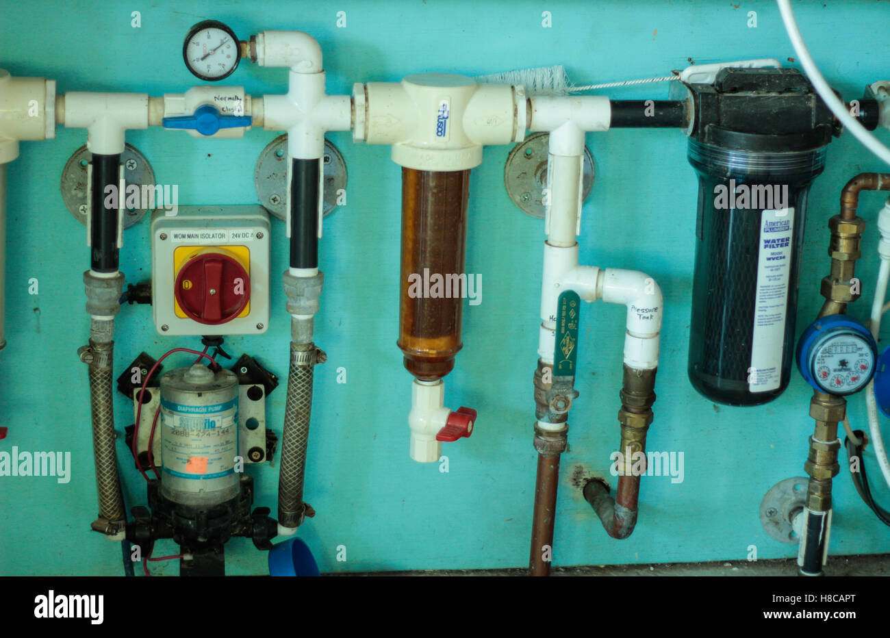 Pompes, vannes, qui exploitent les autonome Earthship à Stanmer Park, Brighton, East Sussex, Royaume-Uni Banque D'Images