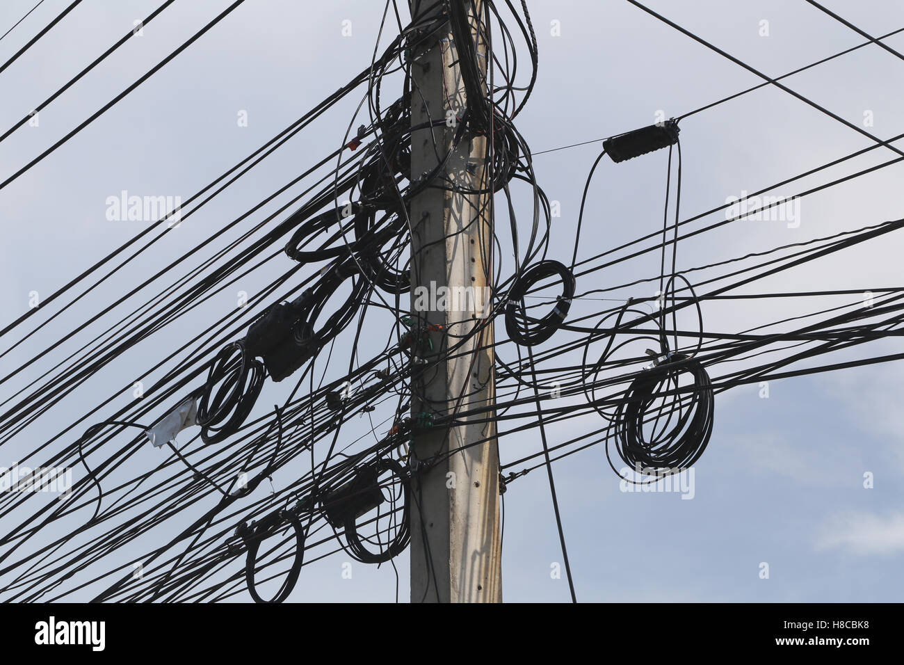 Après l'électricité câble malpropre en raison d'une mauvaise planification de l'installation du système de câblage. Banque D'Images