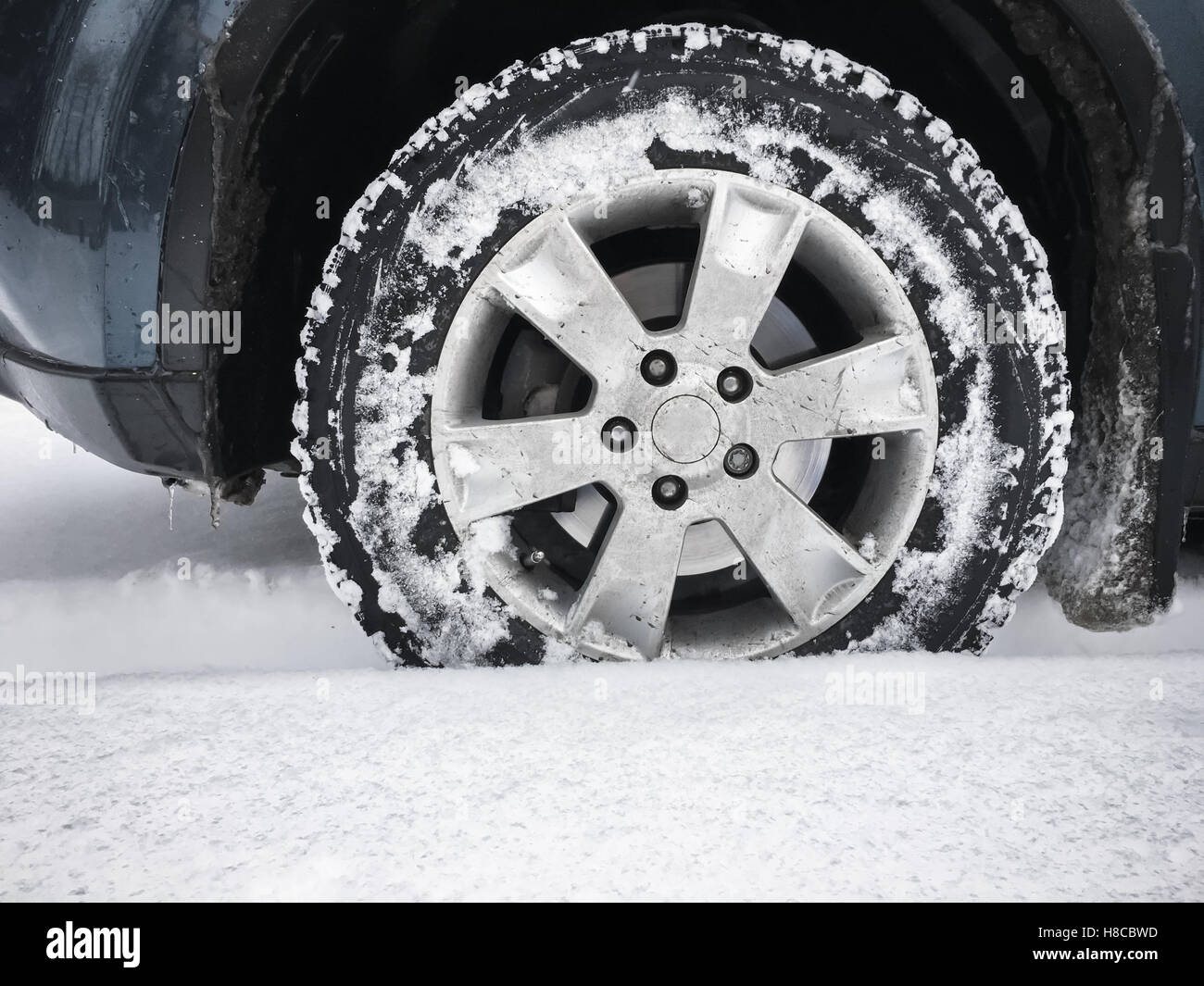 Roue de voiture moderne avec pneu clouté se dresse sur la route d'hiver  avec de la neige profonde, la photo en gros plan avec selective focus Photo  Stock - Alamy