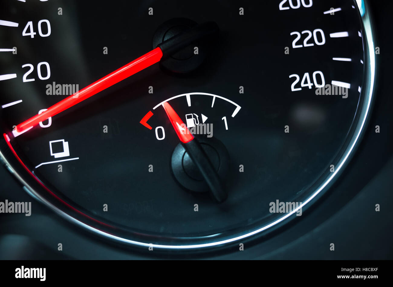 Jauge à carburant montés en voiture moderne ronde montre l'indicateur de bas niveau d'essence Banque D'Images
