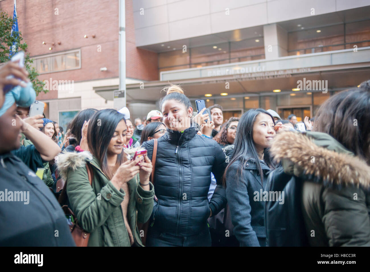 Les étudiants de Baruch College lors d'une faire sortir le vote (GOTV) rallye sur les campus du collège à New York Lundi, 7 novembre 2016. Demain est le jour de l'élection et les organisateurs doivent rallier les troupes. (© Richard B. Levine) Banque D'Images