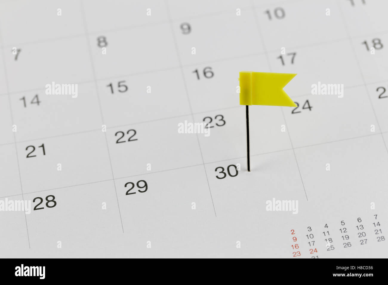 Les broches de jaune sur le calendrier des Wildcats en regard du nombre fin du mois en concept d'entreprise. Banque D'Images