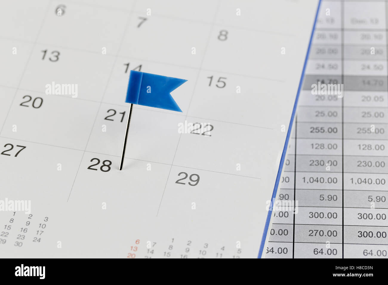 Les broches de bleu sur le calendrier des Wildcats en regard du nombre de vingt huit en concept commercial date et l'heure. Banque D'Images