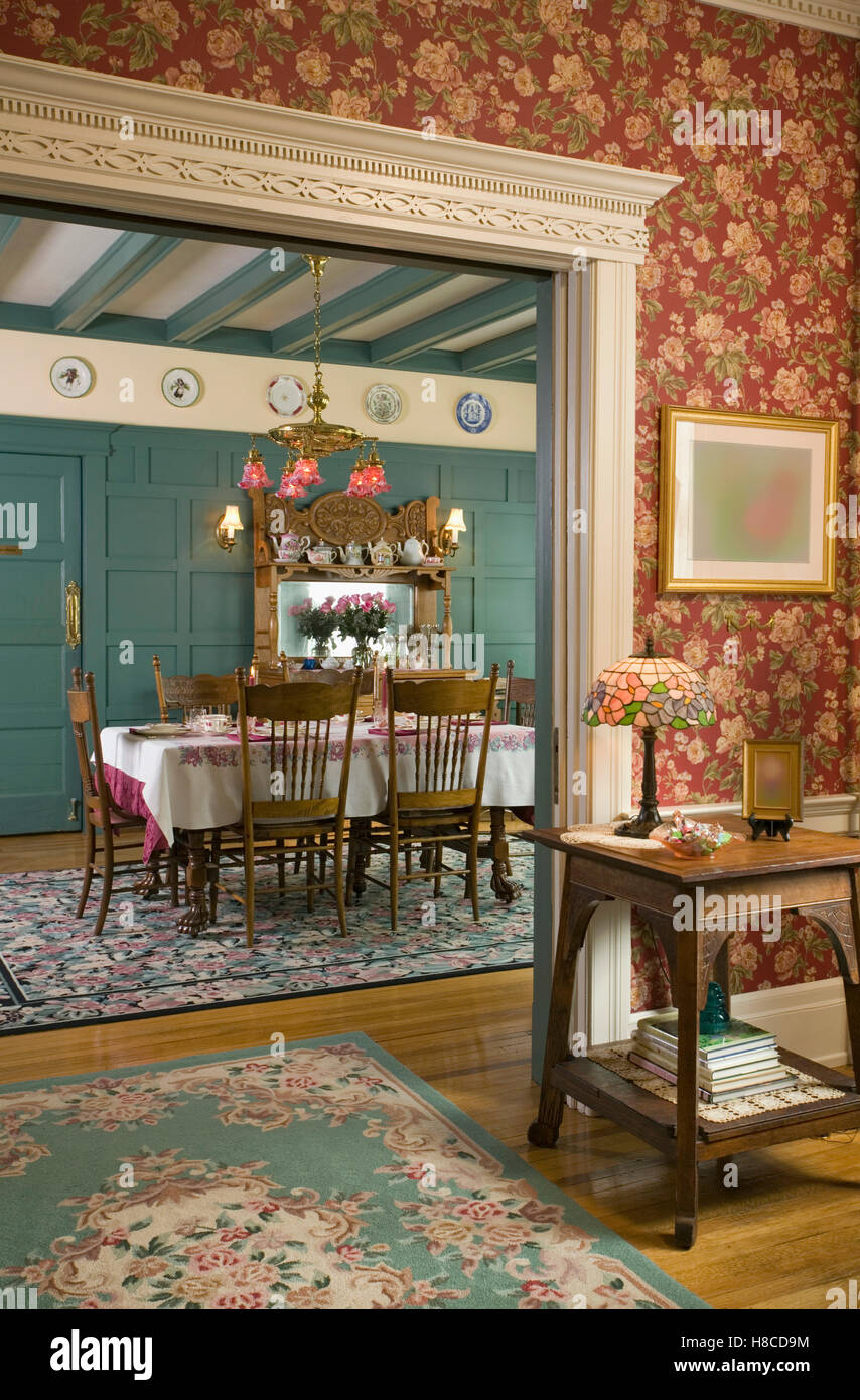 Vintage style Victorien traditionnel salle de bains avec lavabo en marbre. Banque D'Images