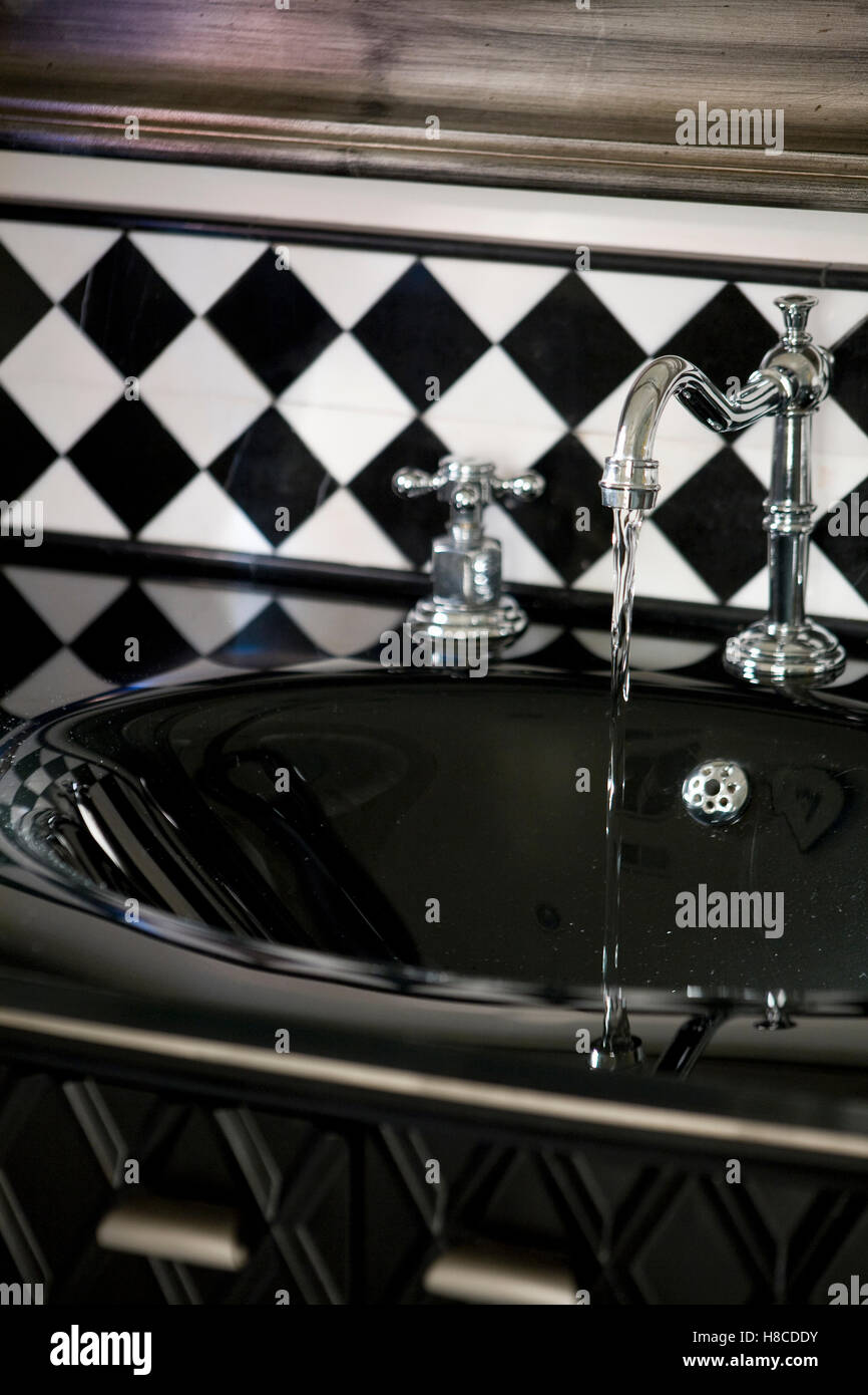 L'exécution de l'eau du robinet de lavabo montage. Banque D'Images