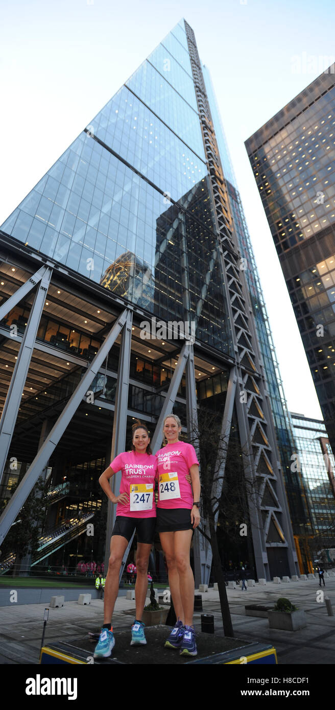 Sophie Raworth, présentatrice de la BBC, et Susie Chan, coureur d'endurance d'élite (à gauche) avant le début de la course caritative Grate48 Stair Climb, qui monte en 122 Leadenhall Street, Londres, connue sous le nom de bâtiment Cheesegrater, En montant plus de 1,200 marches et sur les 48 étages du bâtiment pour recueillir de l'argent pour la Rainbow Trust Children's Charity. Banque D'Images