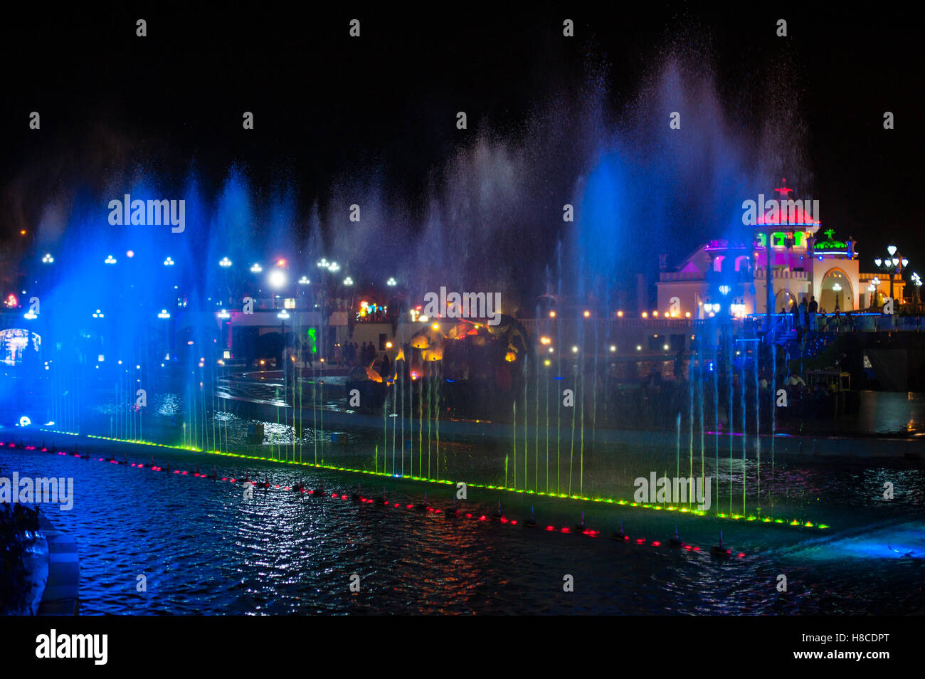 Couleur lumineuse fontaine de nuit dans la ville Banque D'Images