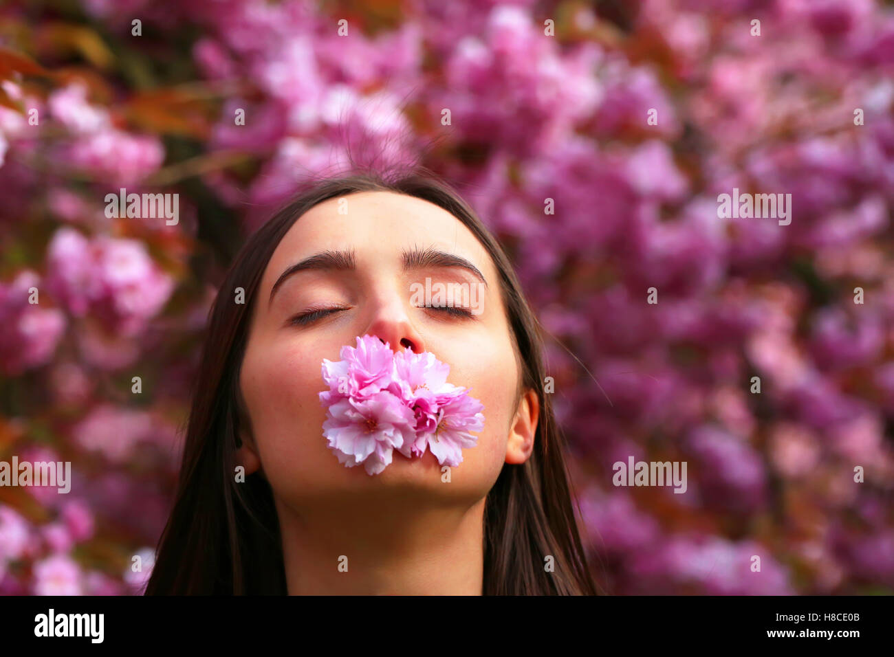 Happy young woman in Blossom Park Banque D'Images