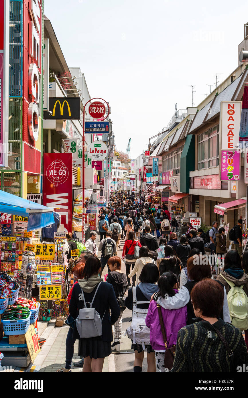 Japon, Tokyo, Harajuku. Afficher le long de la rue piétonnière Takeshita de monde à la mi-journée, bordée par McDonalds et petites boutiques de mode et magasins. Banque D'Images