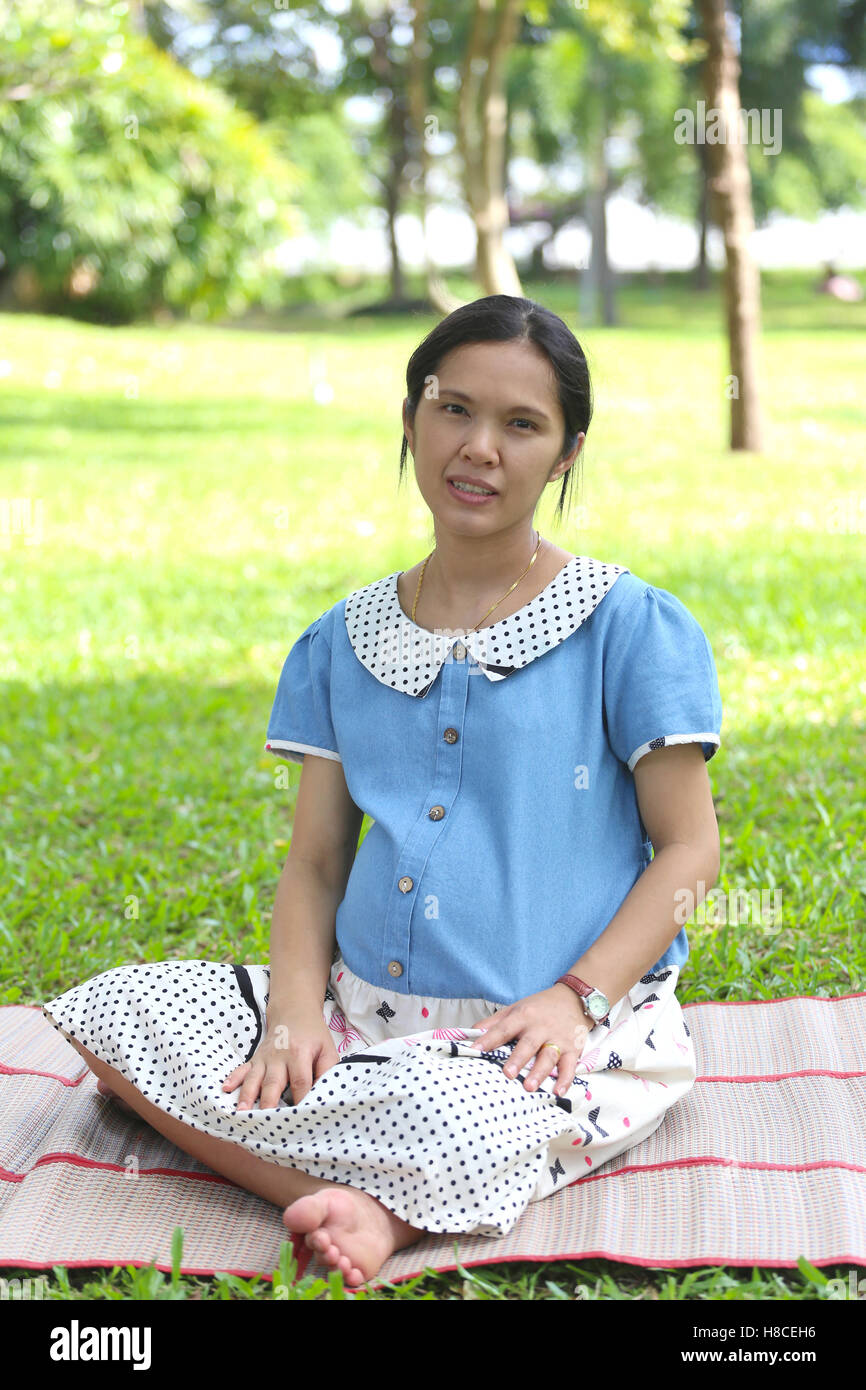 Femme enceinte est asiatique, dans le parc de loisirs et est fait esprit brillant parce qu'il fait bon bébé en bonne santé. Banque D'Images