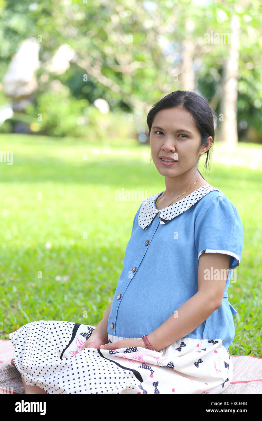 Femme enceinte est asiatique, dans le parc de loisirs et est fait esprit brillant parce qu'il fait bon bébé en bonne santé. Banque D'Images