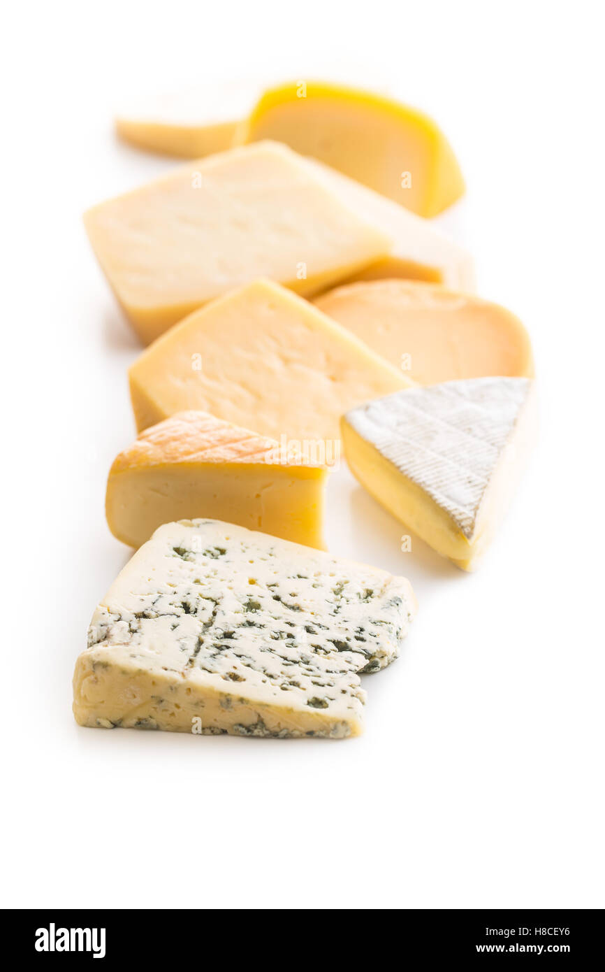 Différents types de fromages isolé sur fond blanc. Banque D'Images