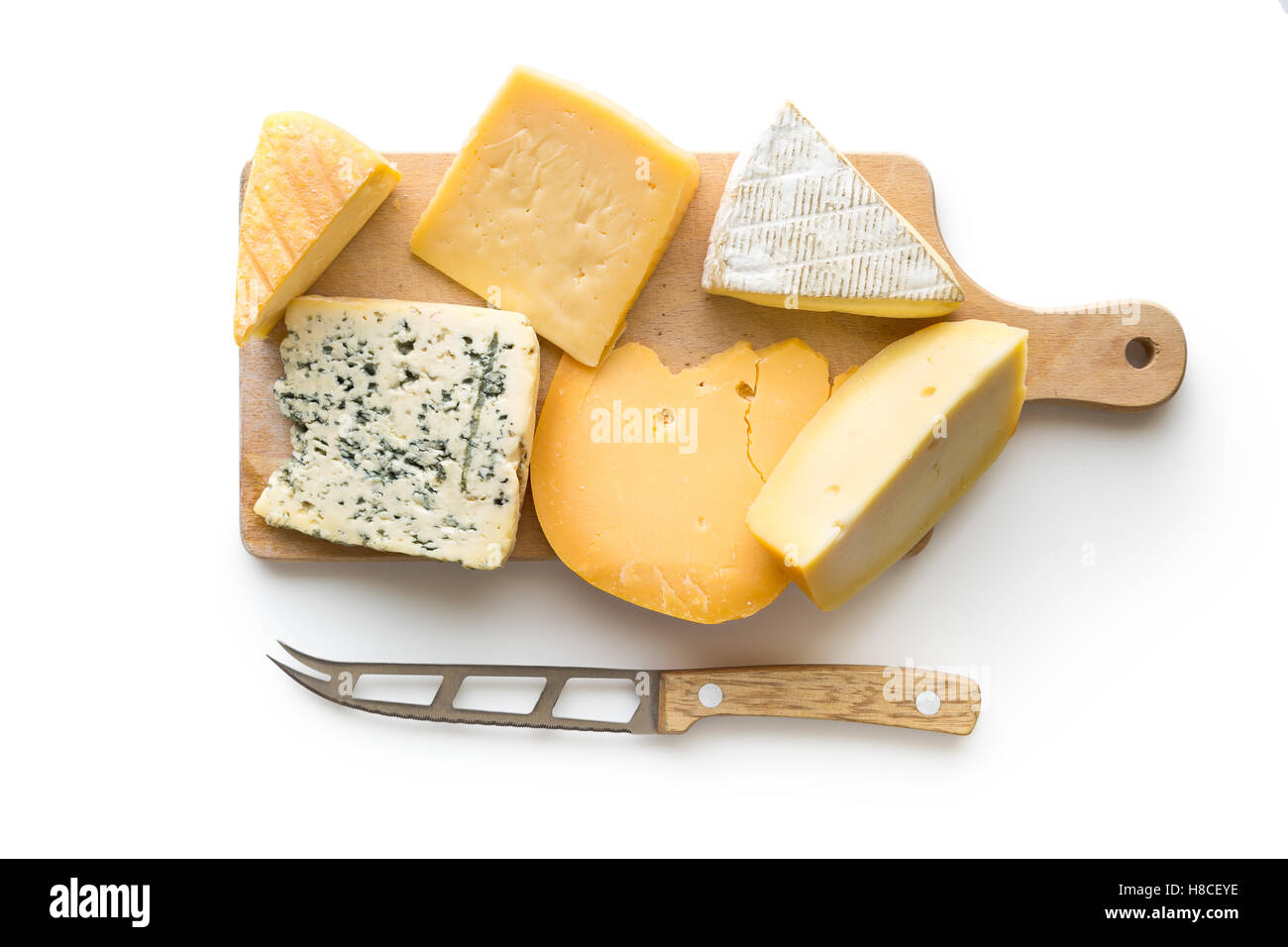 Différents types de fromages isolé sur fond blanc. Vue d'en haut. Banque D'Images