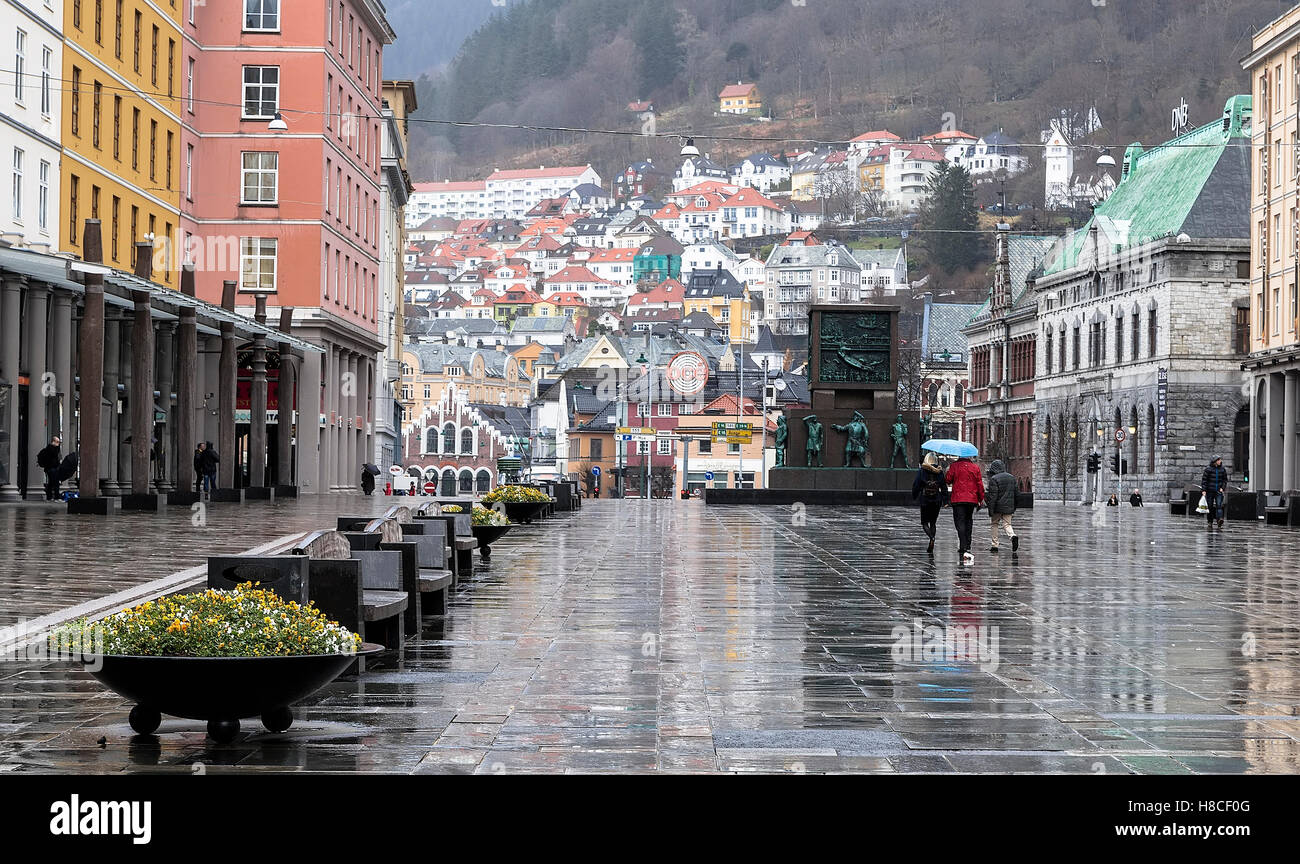 La place Torgallmenningen un jour de pluie au printemps le 5 mai 2013 à Bergen, Norvège Banque D'Images