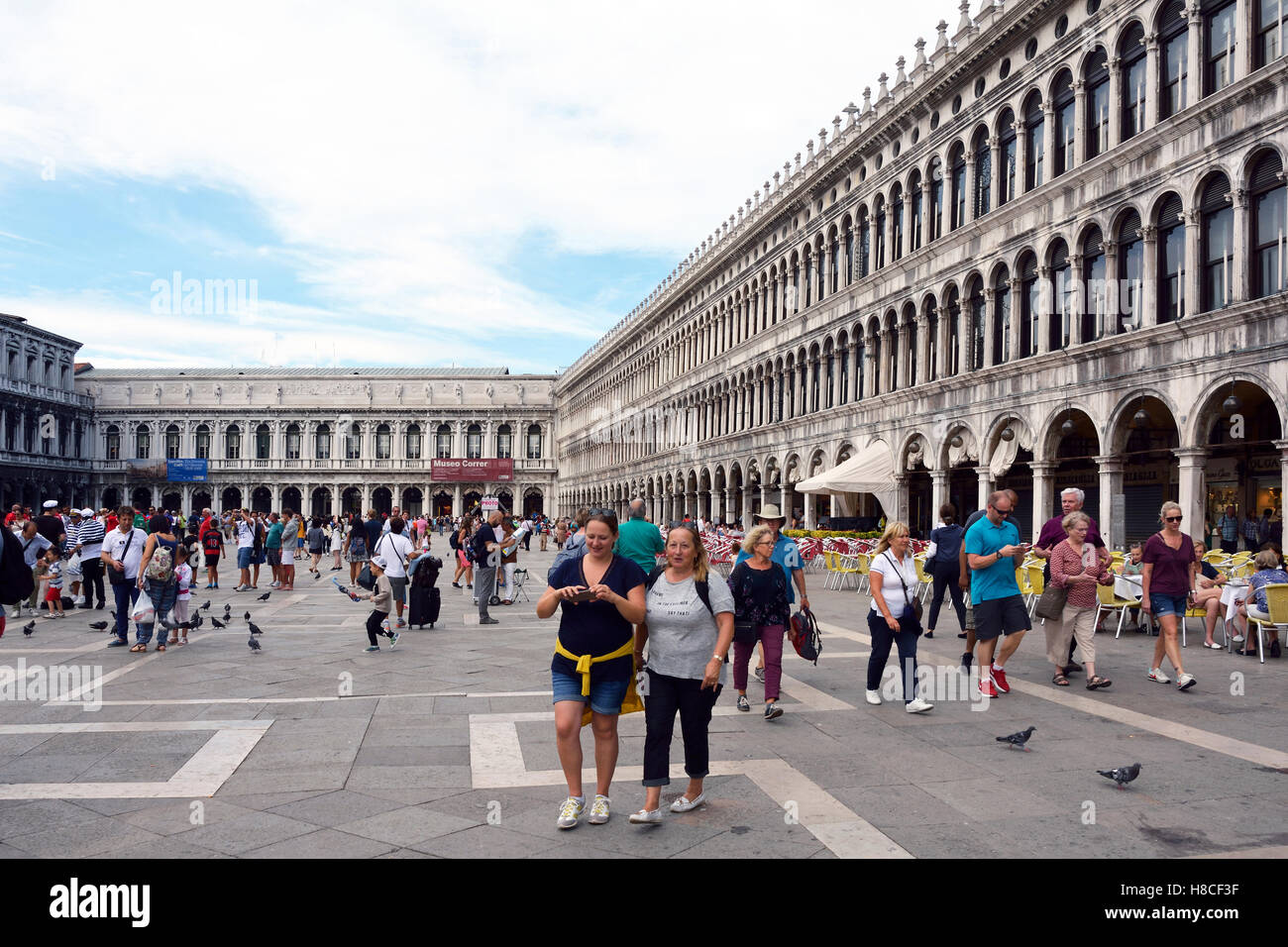 Les touristes sur la Piazza San Marco de Venise en Italie. Banque D'Images