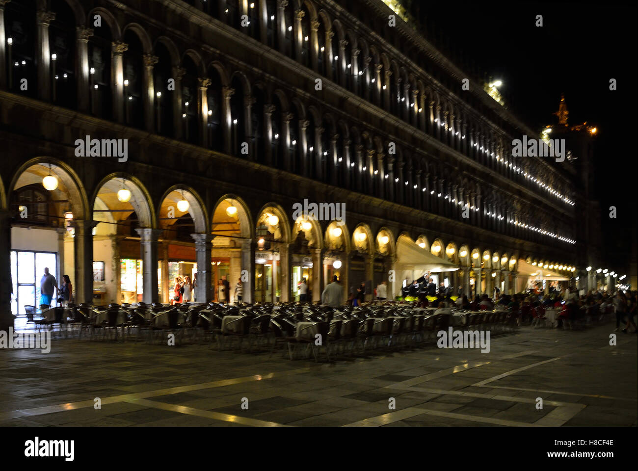 Piazza San Marco de Venise en Italie avec des touristes dans la nuit. Banque D'Images