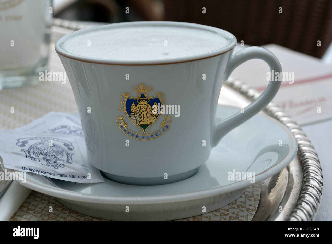 Tasse de café dans le café traditionnel Caffe Florian sur la Piazza San Marco de Venise en Italie. Banque D'Images Tasse de café dans le café traditionnel Caffe Florian sur la Piazza San Marco de Venise en Italie. Banque D'Images