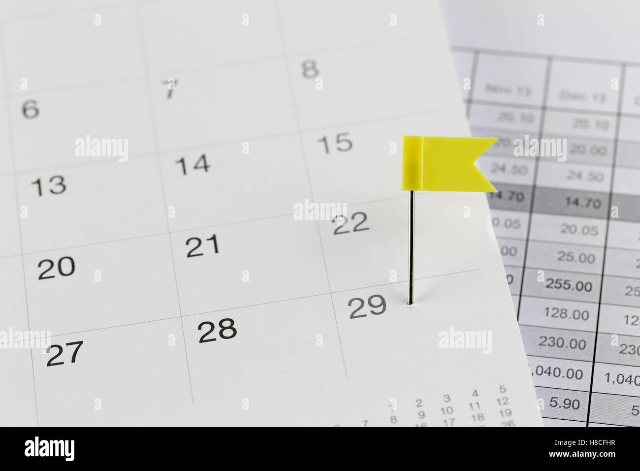 Les broches de jaune sur le calendrier des Wildcats à côté de la vingt-neuf nombre de mois en concept d'entreprise. Banque D'Images