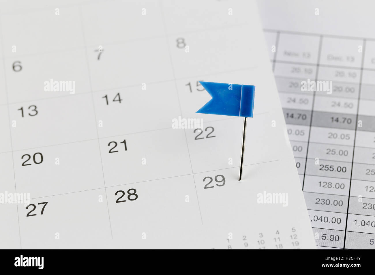 Les broches de bleu sur le calendrier des Wildcats en regard de la vingt-neuf nombre de mois en concept d'entreprise. Banque D'Images