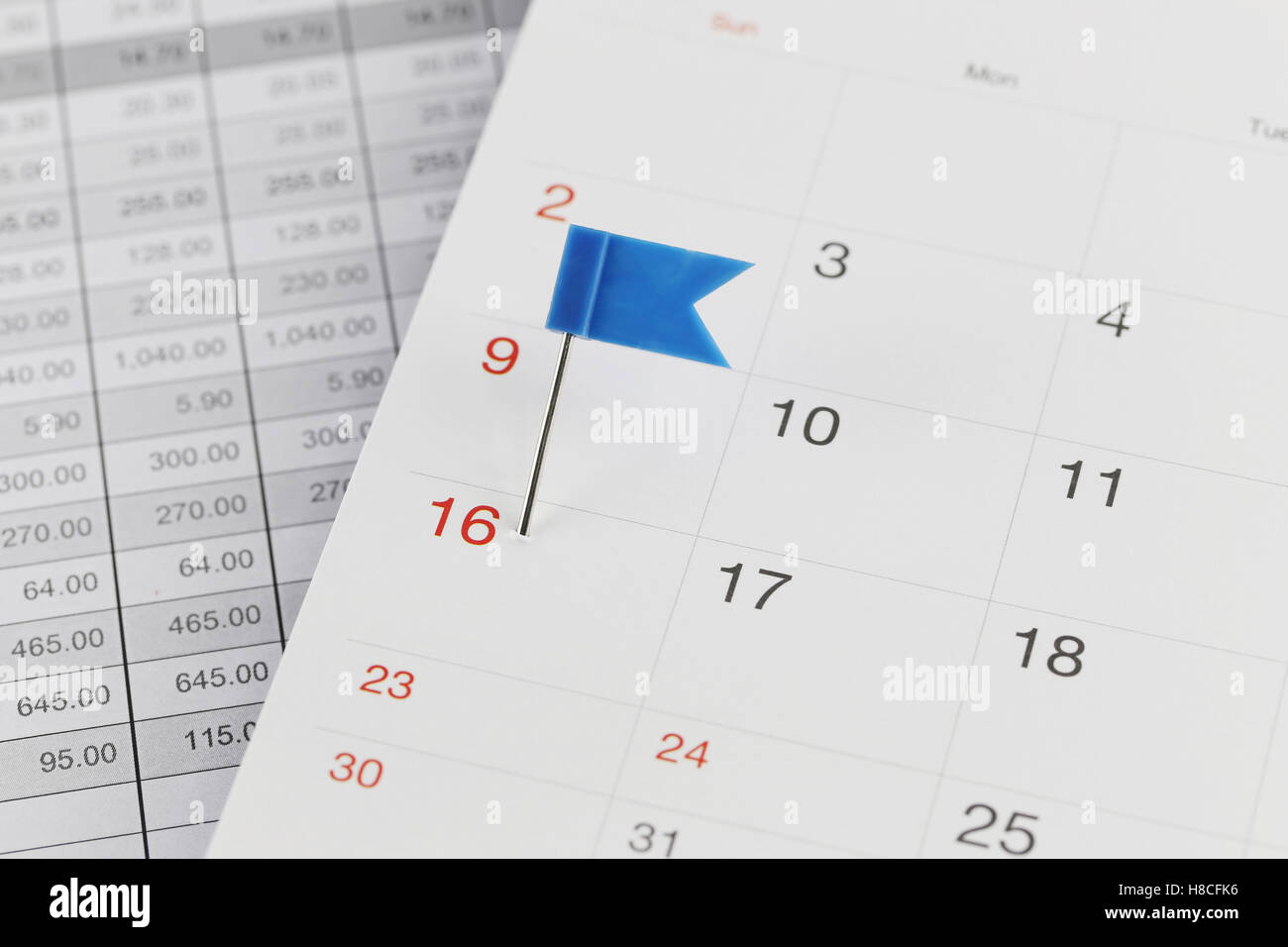 Les broches de bleu sur le calendrier des Wildcats en regard du nombre de 16 en concept commercial date et l'heure. Banque D'Images