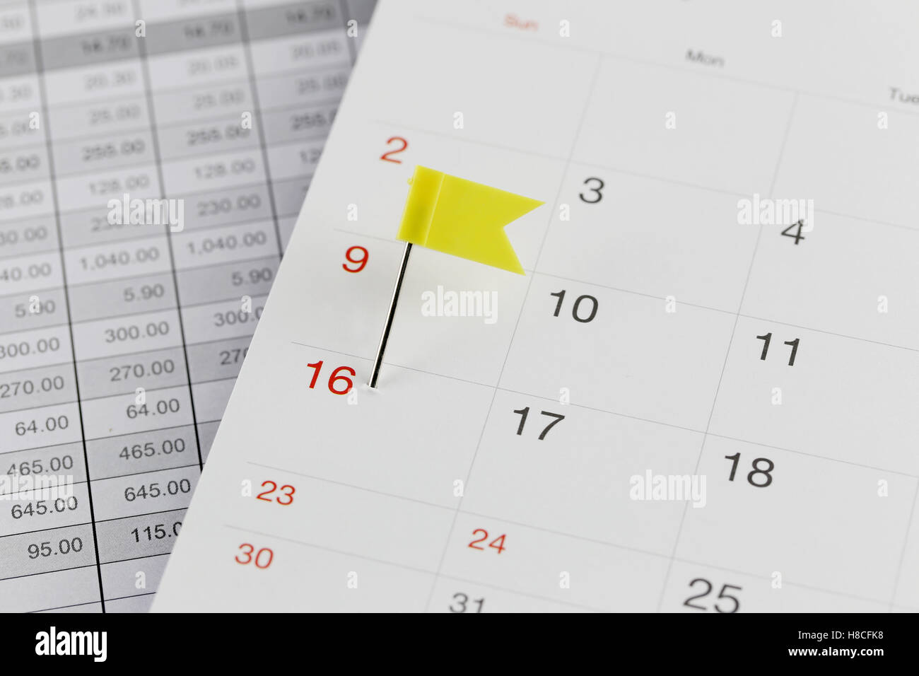 Les broches de jaune sur le calendrier des Wildcats en regard du nombre de 16 en concept commercial date et l'heure. Banque D'Images