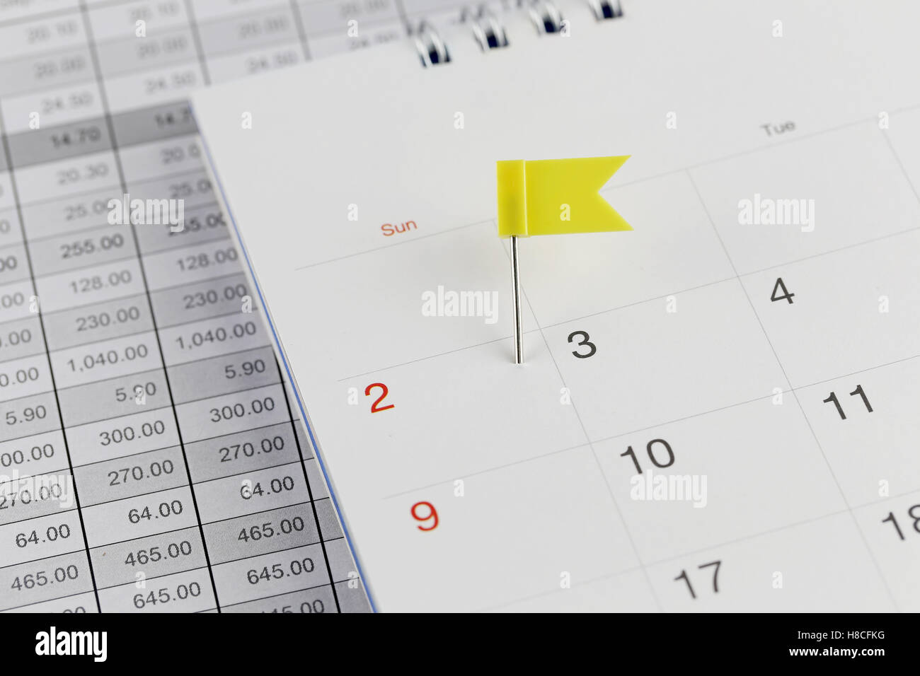 Les broches de jaune sur le calendrier des Wildcats en regard du nombre de deux en concept d'entreprise date et l'heure. Banque D'Images