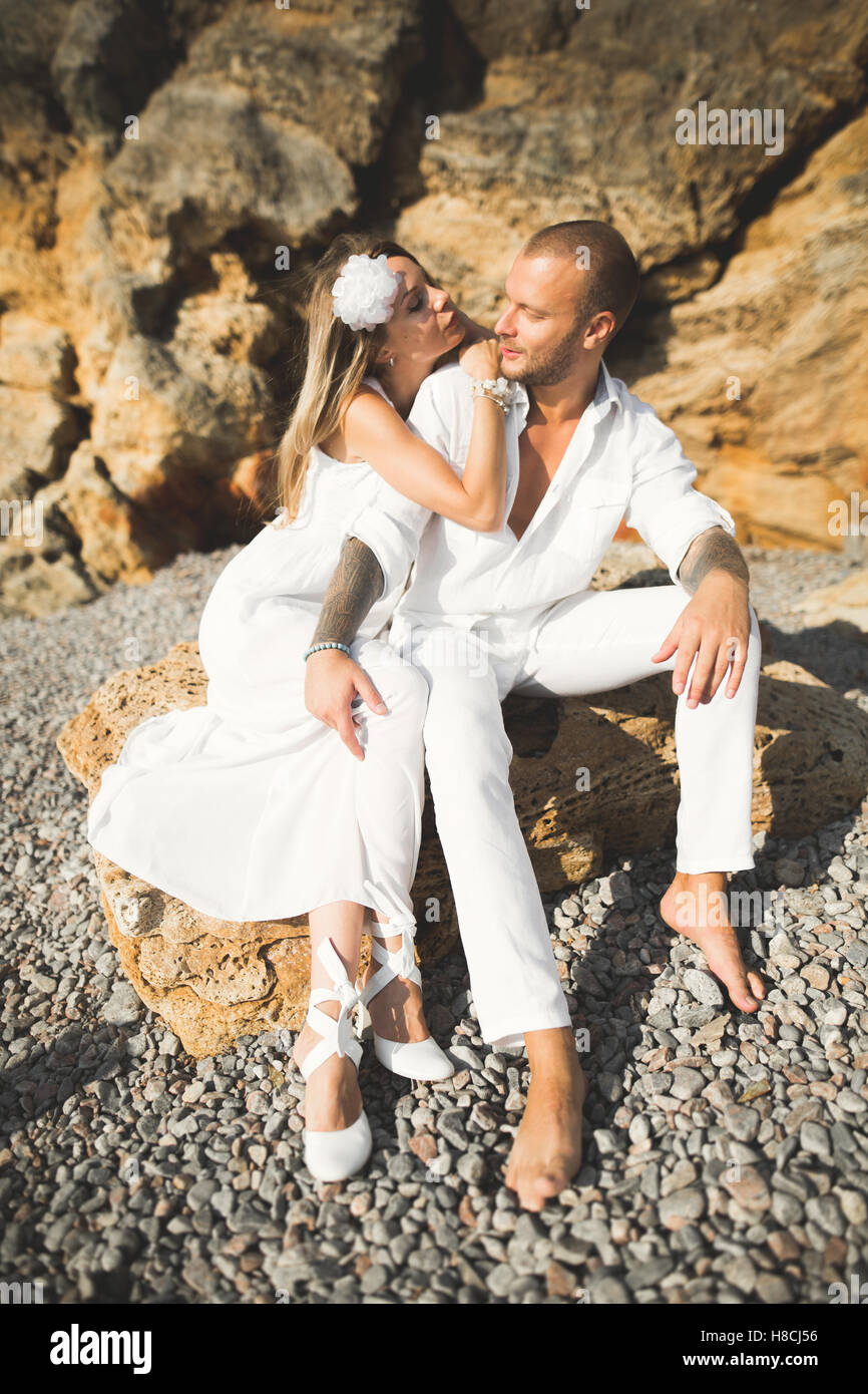 Happy fashion couple in love s'amuser sur belle journée d'été à la mer Banque D'Images