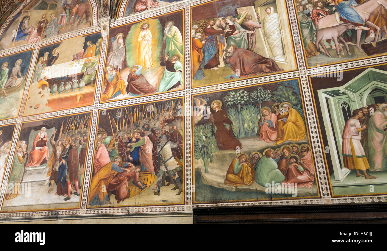 Fresques médiévales à l'intérieur de l'église de San Gimignano, Toscane, Italie Banque D'Images