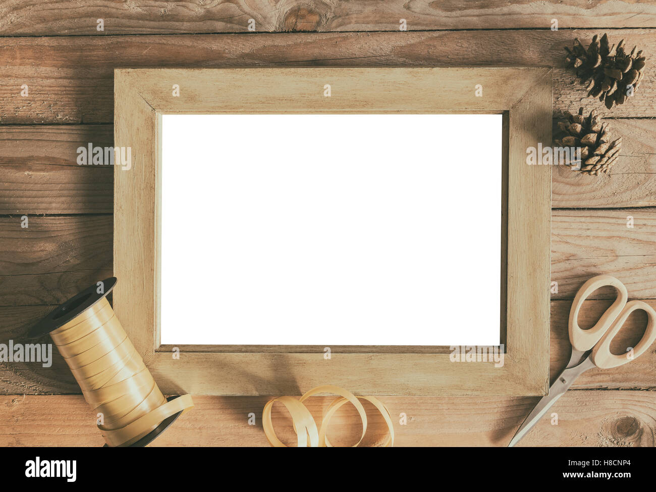Cadre vide et l'emballage-cadeau. Maquette sur fond de bois. Banque D'Images