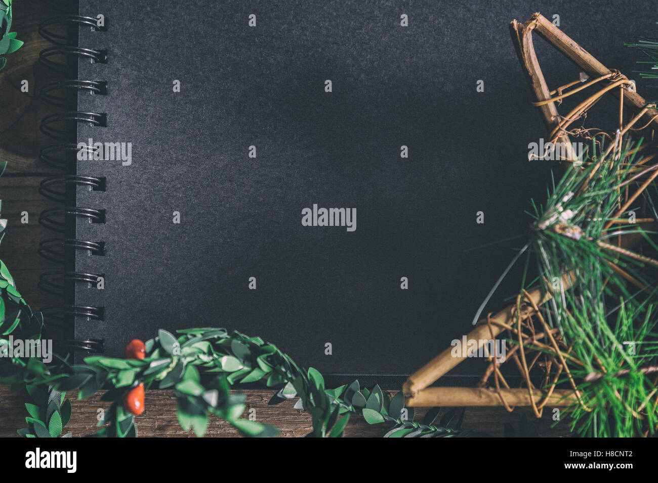 Image de l'ordinateur portable noir scène maquette, avec des articles de Noël. Banque D'Images