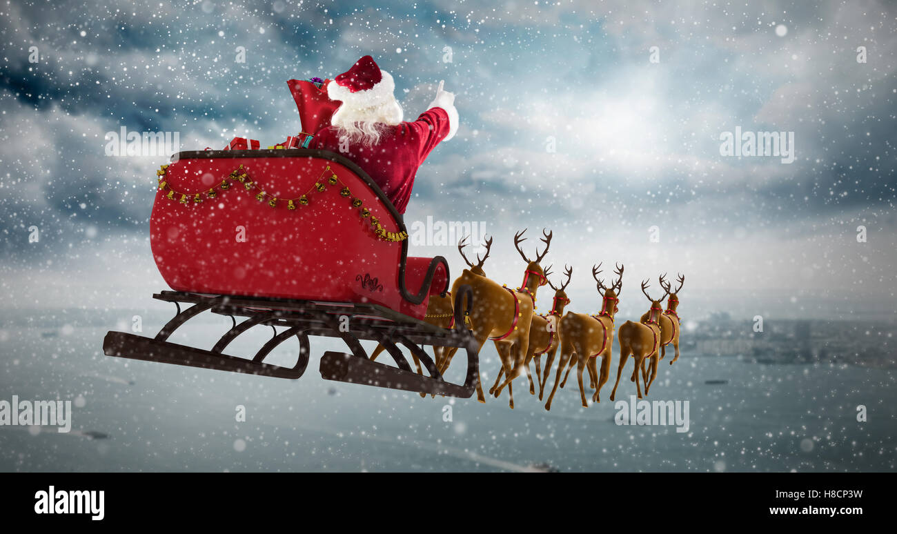 Image composite du père Noël en traîneau à cheval sur durant les fêtes de  Noël Photo Stock - Alamy