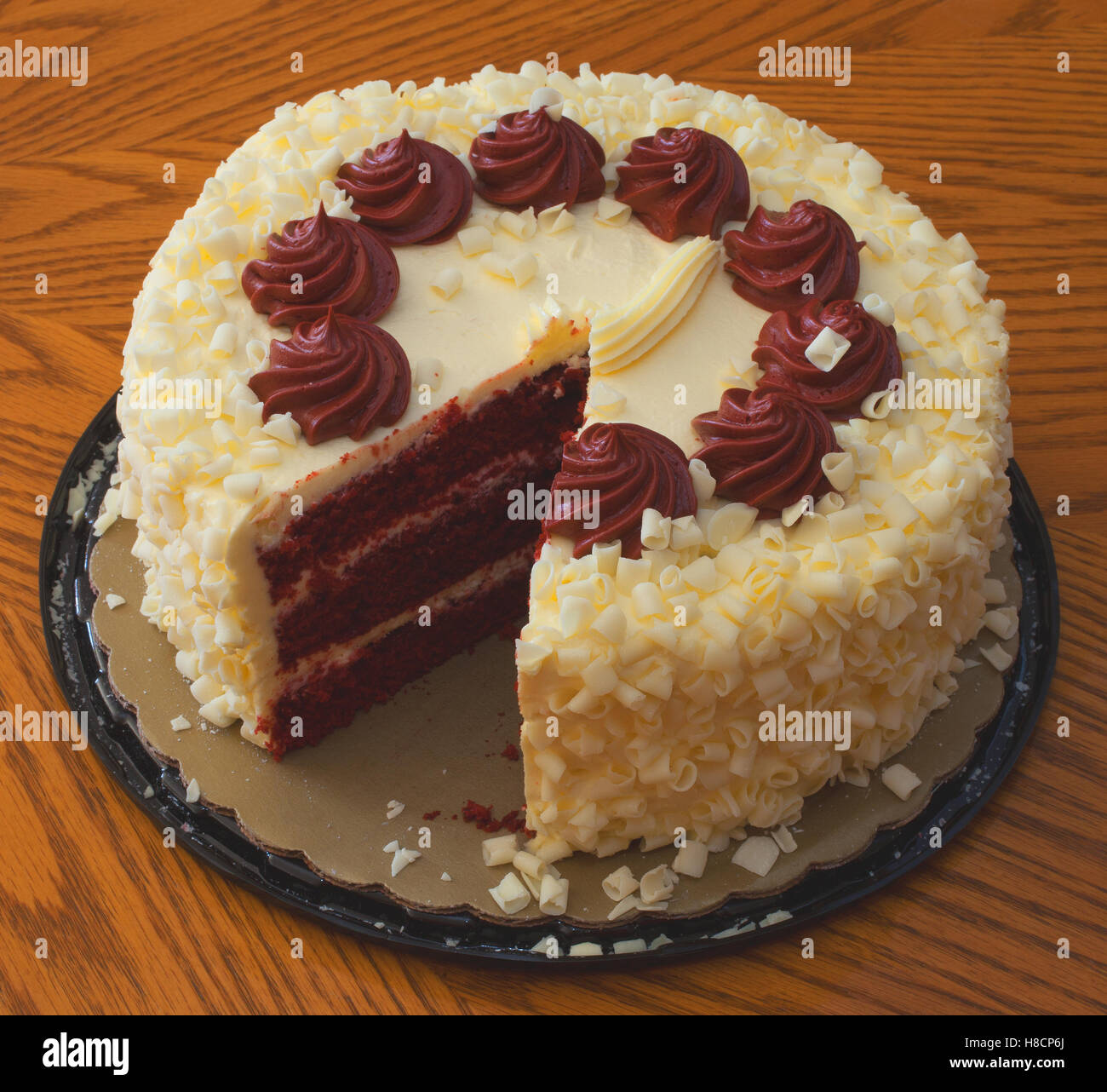 Red Velvet Cake avec un morceau manquant sur la table Banque D'Images