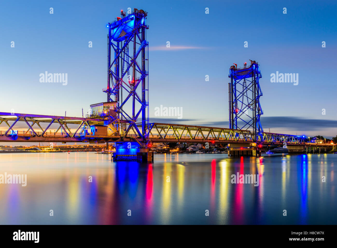 Portsmouth, New Hampshire, USA au Memorial Bridge sur la rivière Piscataqua. Banque D'Images