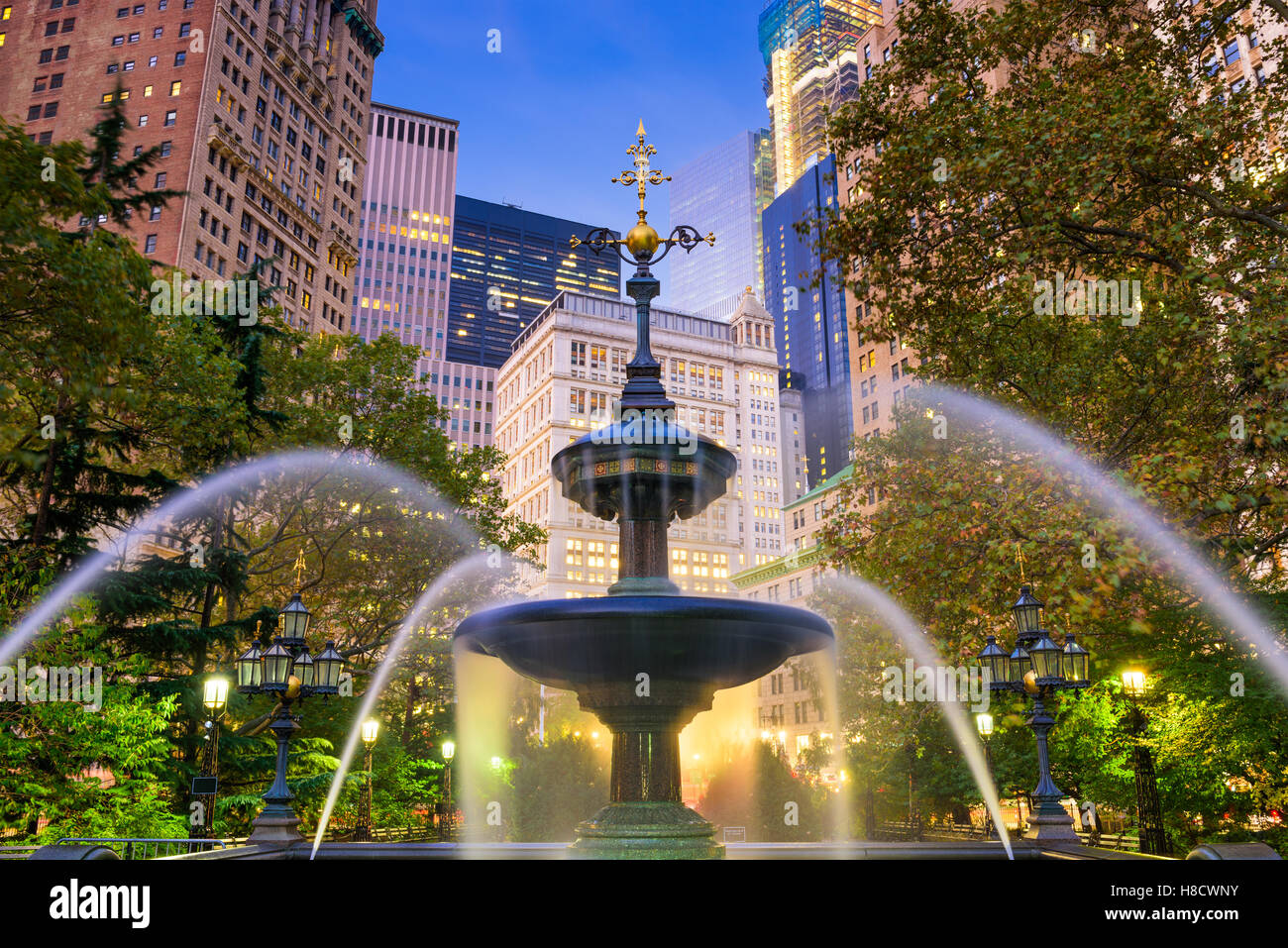 New York City financial district cityscape at City Hall Park. Banque D'Images