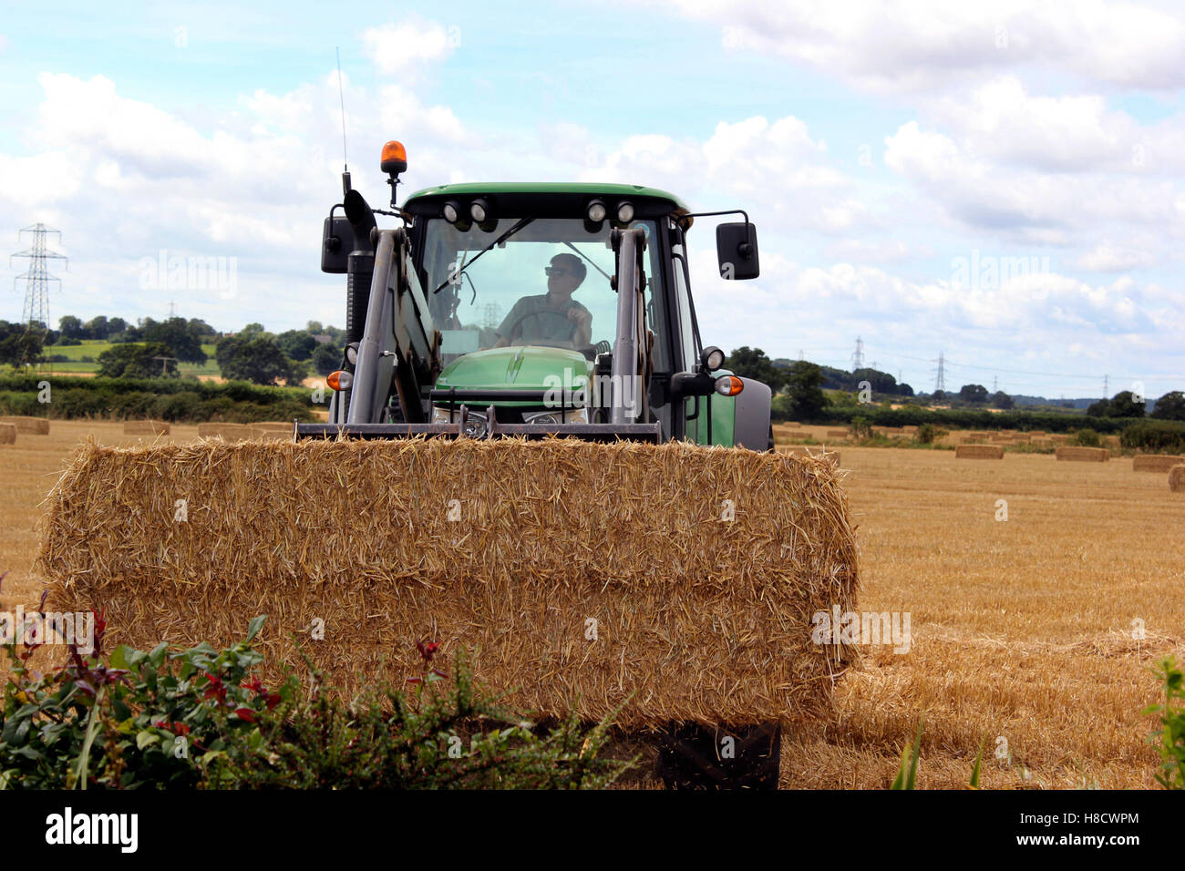 Ballots de paille et tracteur Banque de photographies et d’images à