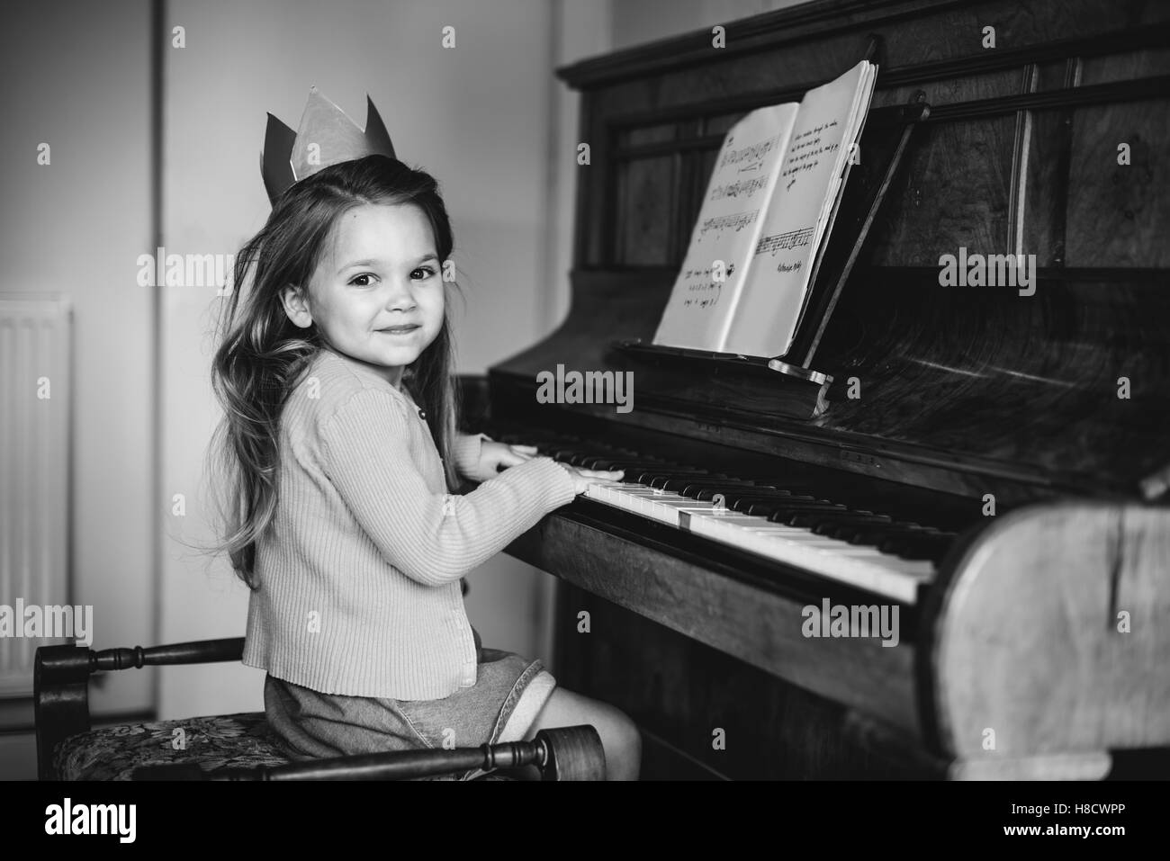 Cute Adorable Concept Girl Playing Piano Banque D'Images