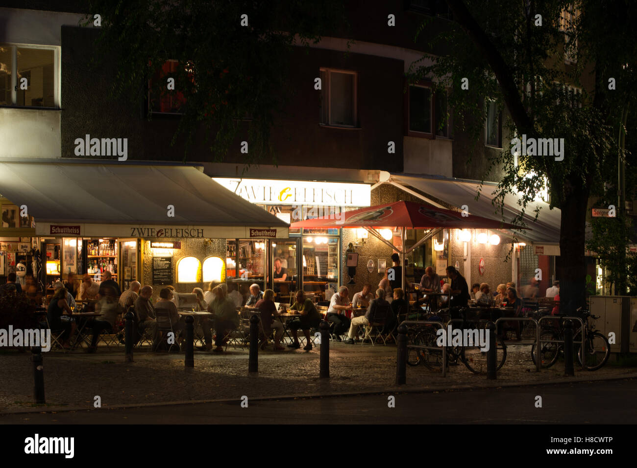 En été, la place Savignyplatz Berlin,Savigny Platz Place Charlottenburg Wilmersdorf avec restaurant zwiebelfisch Banque D'Images