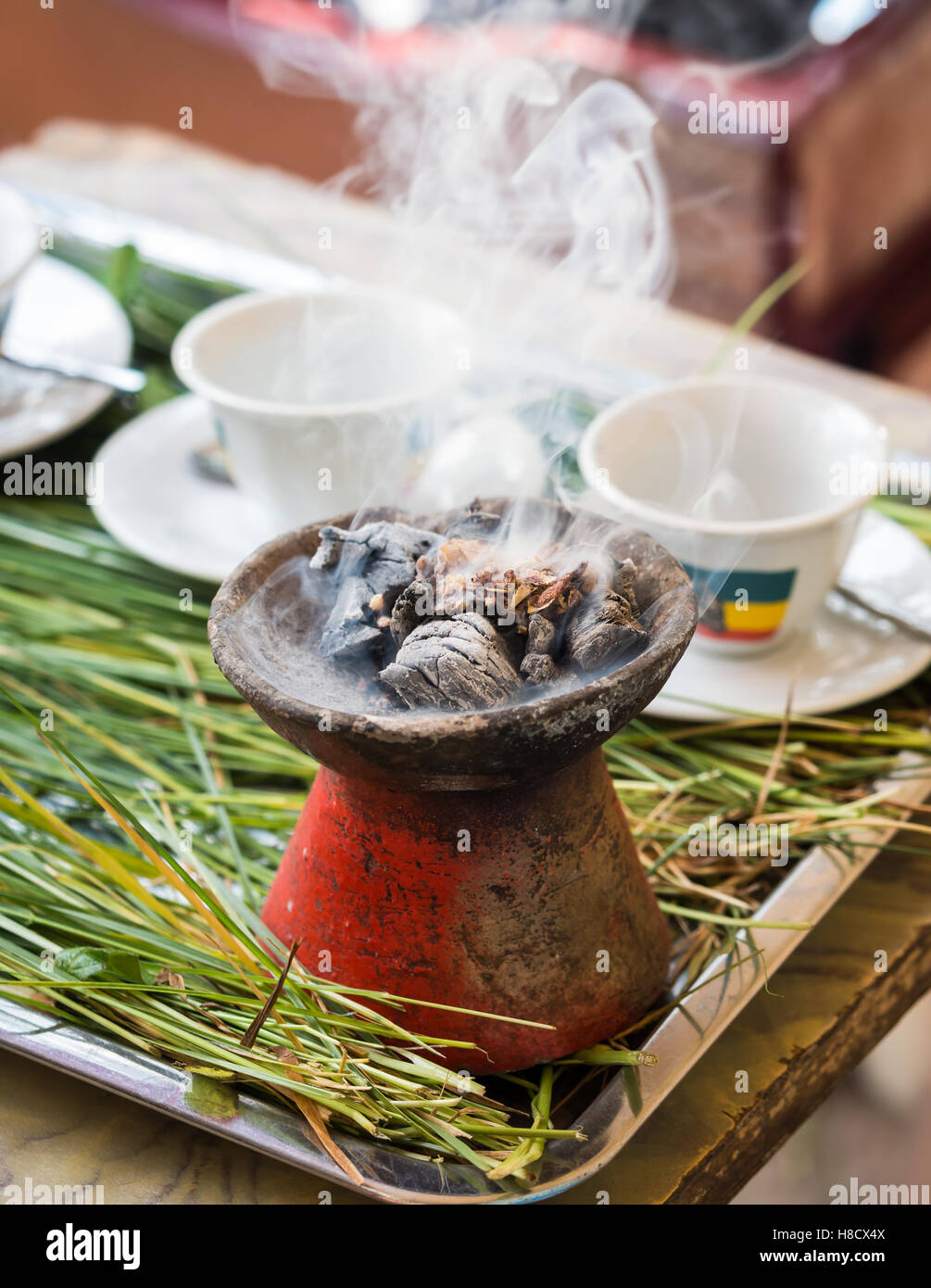 L'encens brûlé lors de la traditionnelle cérémonie du café éthiopien. Banque D'Images