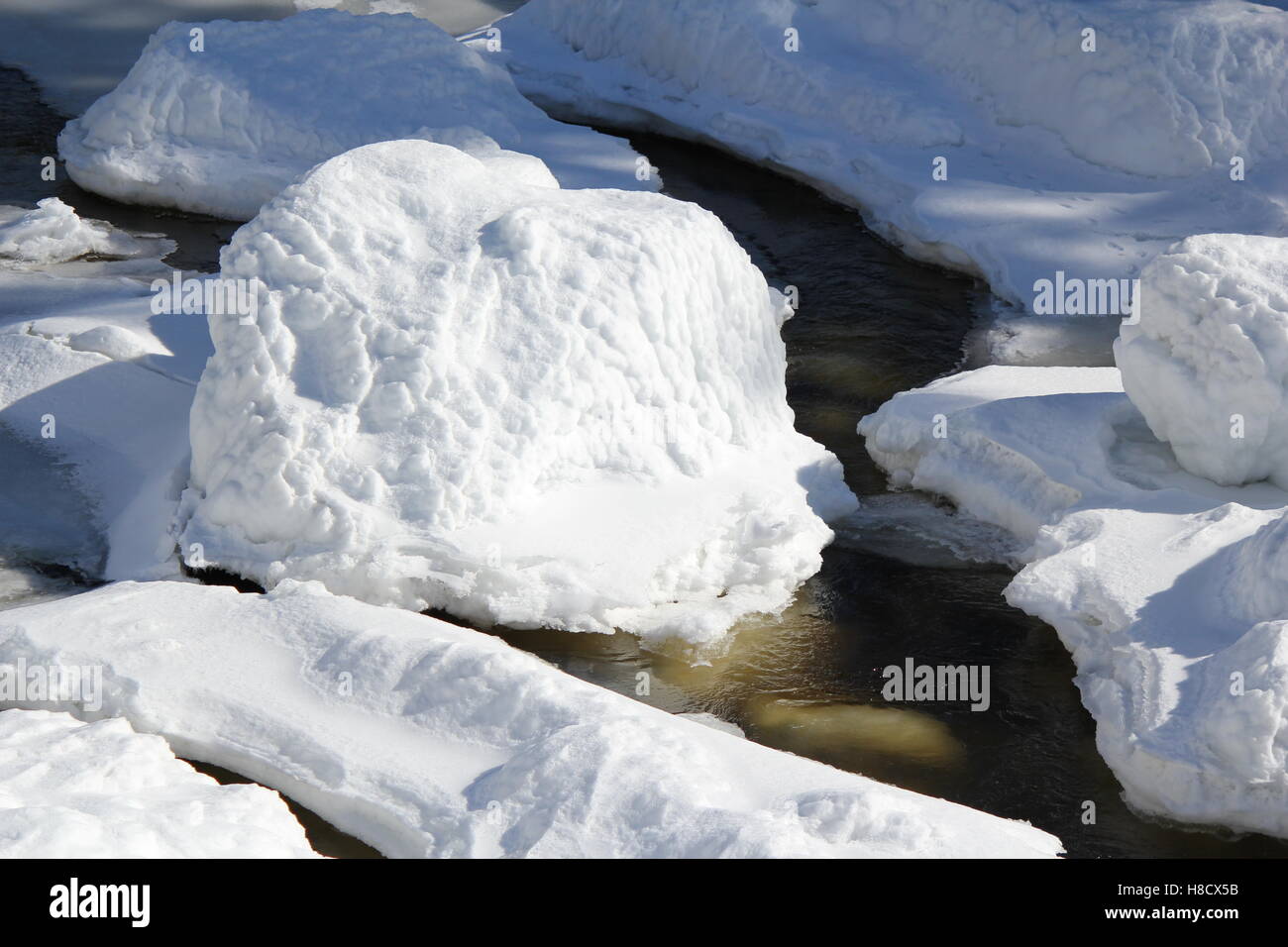 Frozen River au-dessous d'un barrage hydroélectrique dans le nord-est des États-Unis Banque D'Images