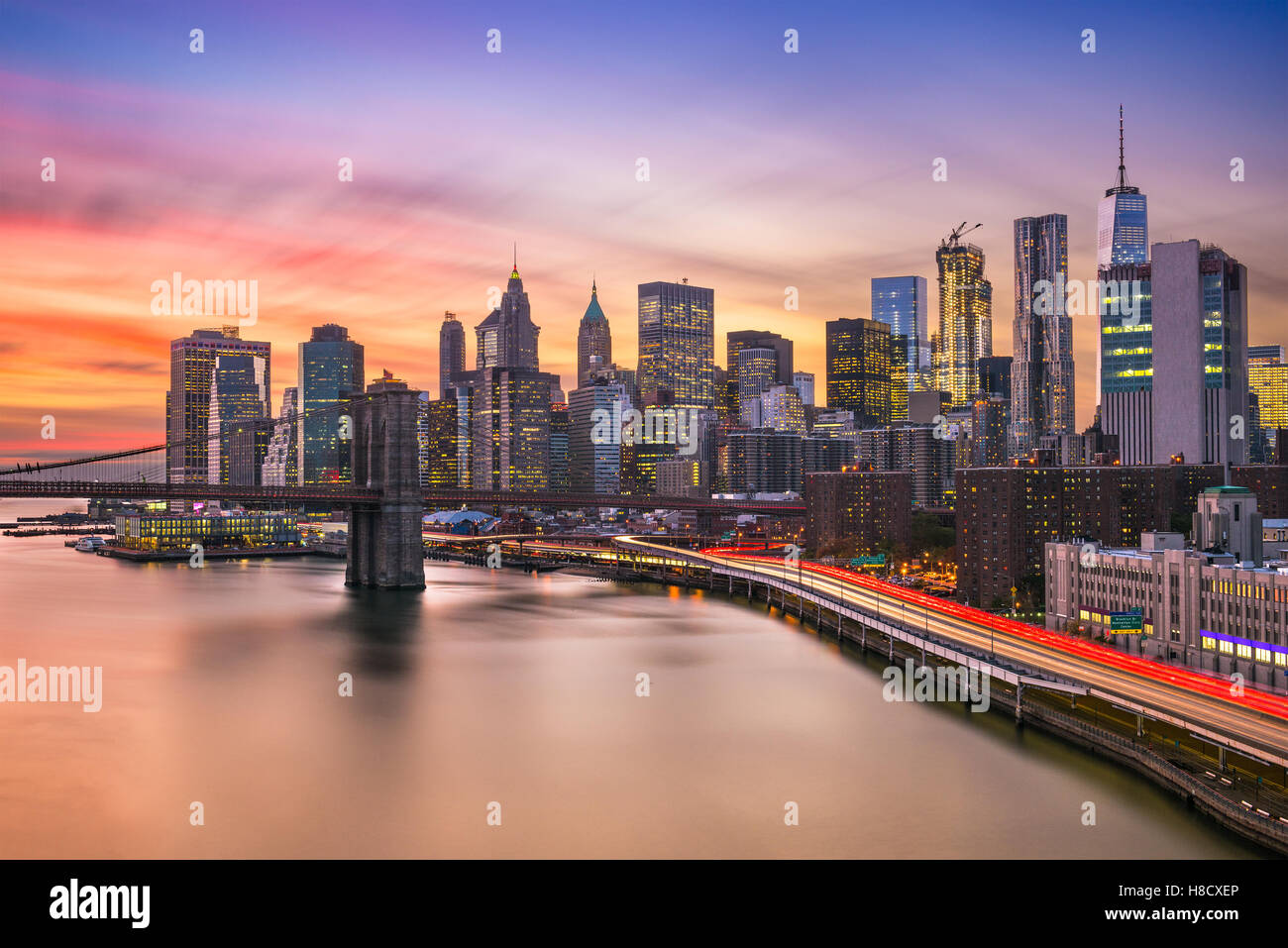 New York City financial district skyline at sunset sur l'East River. Banque D'Images