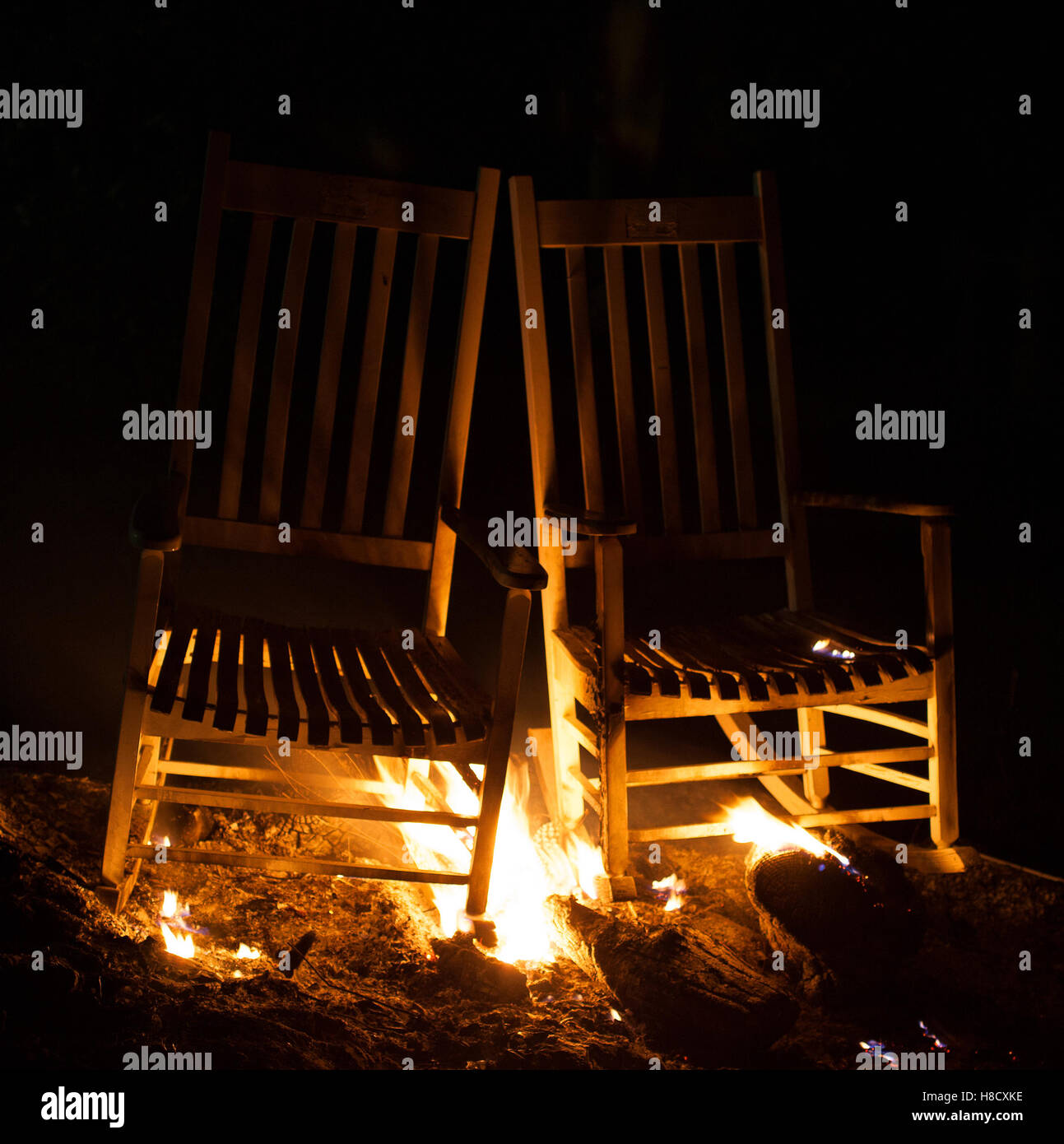 Des chaises à bascule qui ont été ajoutés à un incendie Banque D'Images