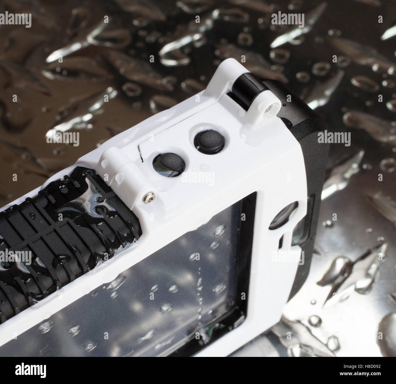 Charnière et boutons sur un étui étanche conçu pour les téléphones intelligents Banque D'Images