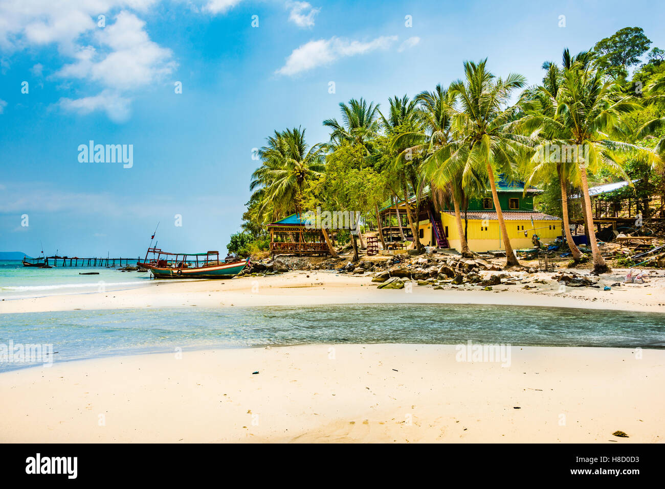 Plage de sable idyllique avec des palmiers à Long Beach, Sok San Village, l'île de Koh Rong, Krong Preah Sihanouk, Sihanoukville Banque D'Images