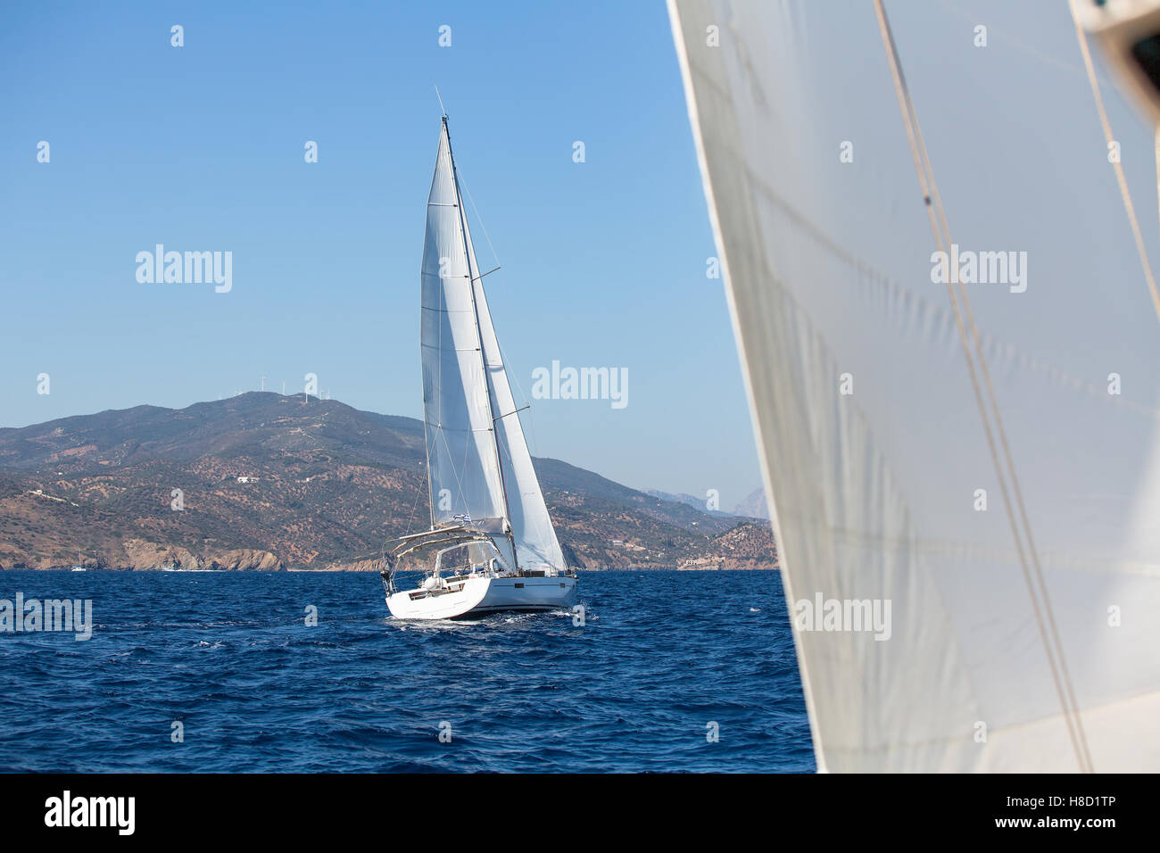 Navires à voile yachts de luxe avec voiles blanches dans la mer. Banque D'Images