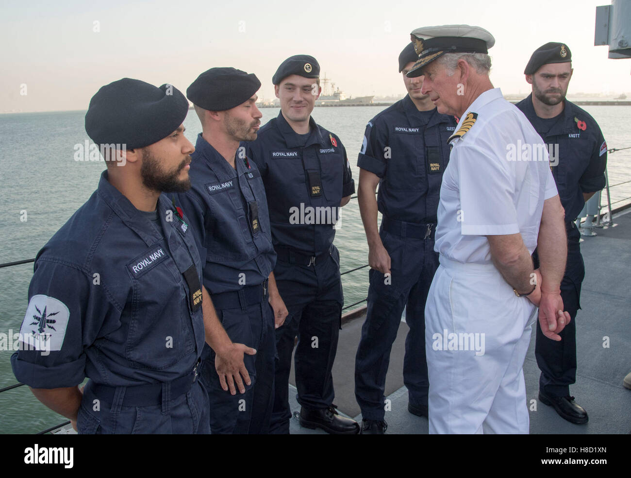 Le Prince de Galles sur le HMS Middleton comme il a visité la base navale de Mina Salman où il ouvre le bloc de bien-être et rencontré UK, du Commonwealth et des Forces maritimes combinées qui servent à Bahreïn lors d'une visite dans le pays dans le cadre de sa tournée au Moyen-Orient. ASSOCIATION DE PRESSE Photo, Photo date : Jeudi 10 novembre 2016. Voir PA story Tournée royale. Crédit photo doit se lire : Arthur Edwards/le soleil/PA Wire Banque D'Images