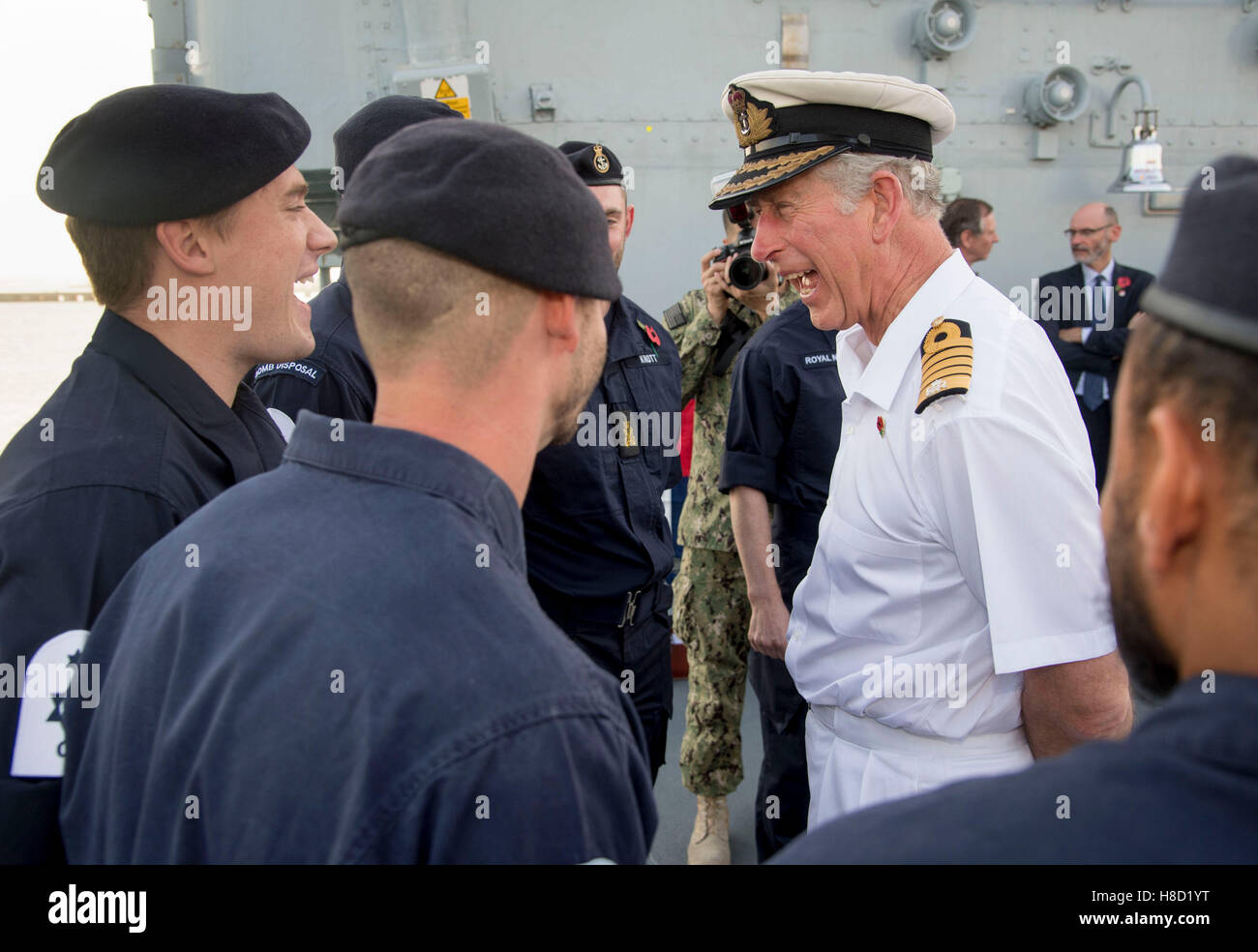 Le Prince de Galles sur le HMS Middleton comme il a visité la base navale de Mina Salman où il ouvre le bloc de bien-être et rencontré UK, du Commonwealth et des Forces maritimes combinées qui servent à Bahreïn lors d'une visite dans le pays dans le cadre de sa tournée au Moyen-Orient. ASSOCIATION DE PRESSE Photo, Photo date : Jeudi 10 novembre 2016. Voir PA story Tournée royale. Crédit photo doit se lire : Arthur Edwards/le soleil/PA Wire Banque D'Images