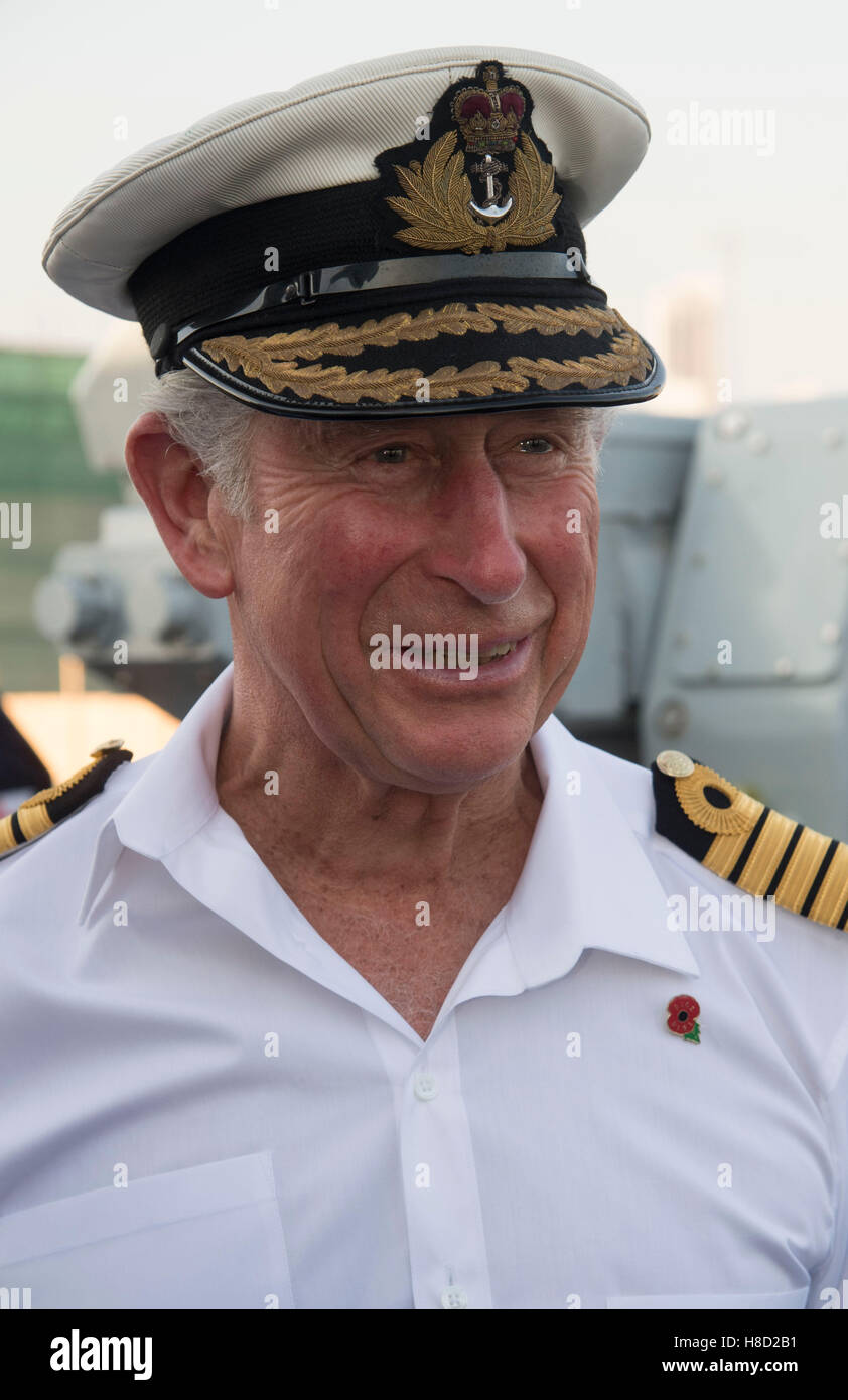 Le Prince de Galles sur le HMS Middleton comme il a visité la base navale de Mina Salman où il ouvre le bloc de bien-être et rencontré UK, du Commonwealth et des Forces maritimes combinées qui servent à Bahreïn lors d'une visite dans le pays dans le cadre de sa tournée au Moyen-Orient. ASSOCIATION DE PRESSE Photo, Photo date : Jeudi 10 novembre 2016. Voir PA story Tournée royale. Crédit photo doit se lire : Arthur Edwards/le soleil/PA Wire Banque D'Images