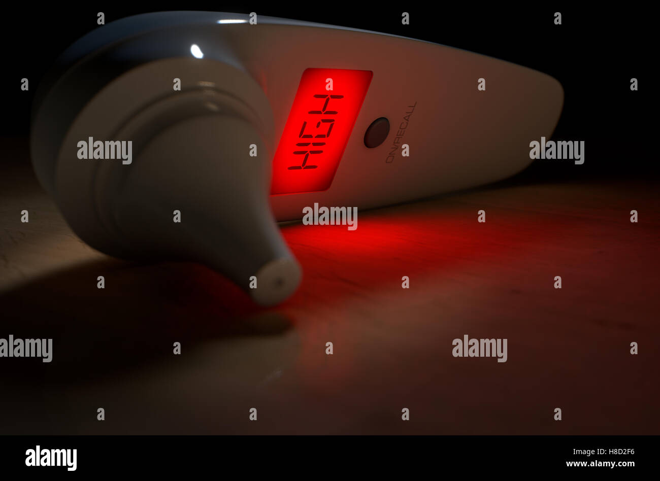 Un Rendu 3d D Un Bebe Thermometre Infrarouge Auriculaire S Illumina D Une Lumiere Rouge Et Le Mot Signifiant Danger Eleve D Un Isolat Photo Stock Alamy