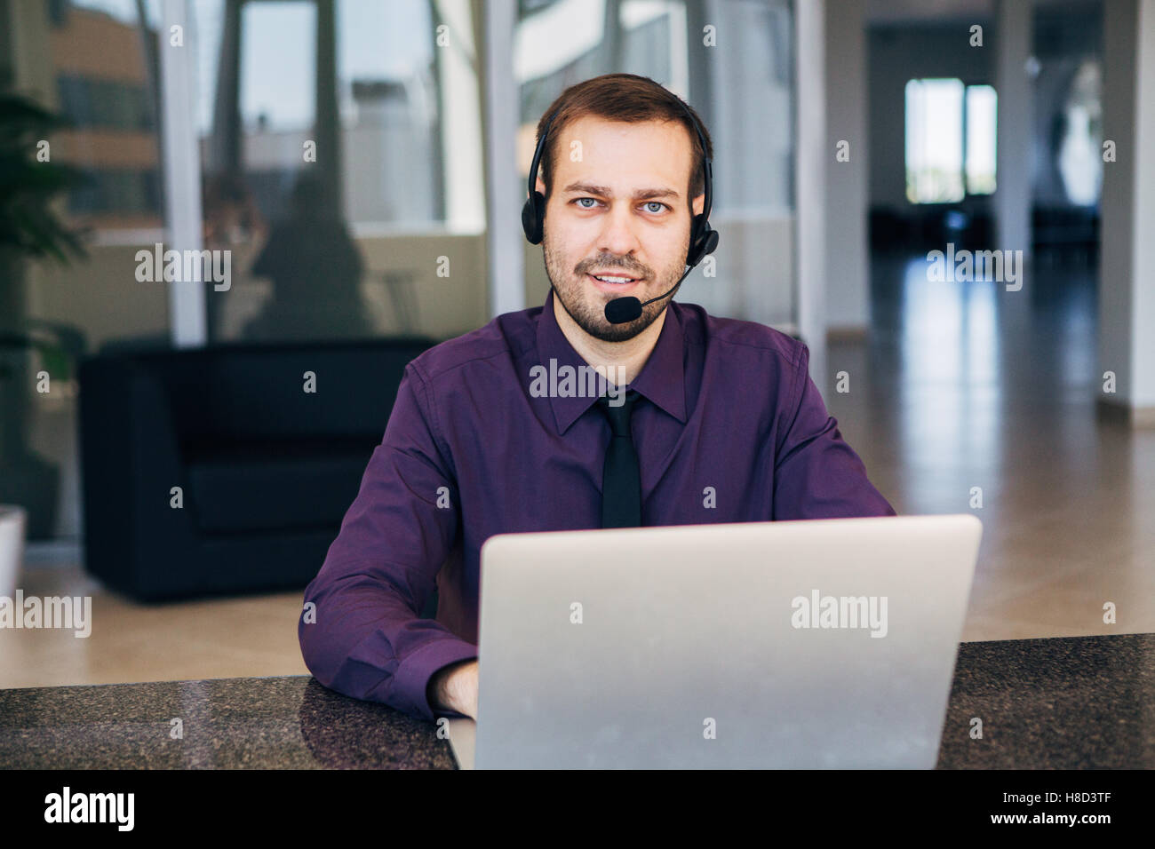 Agent de centre d'appel parlant avec client Banque D'Images