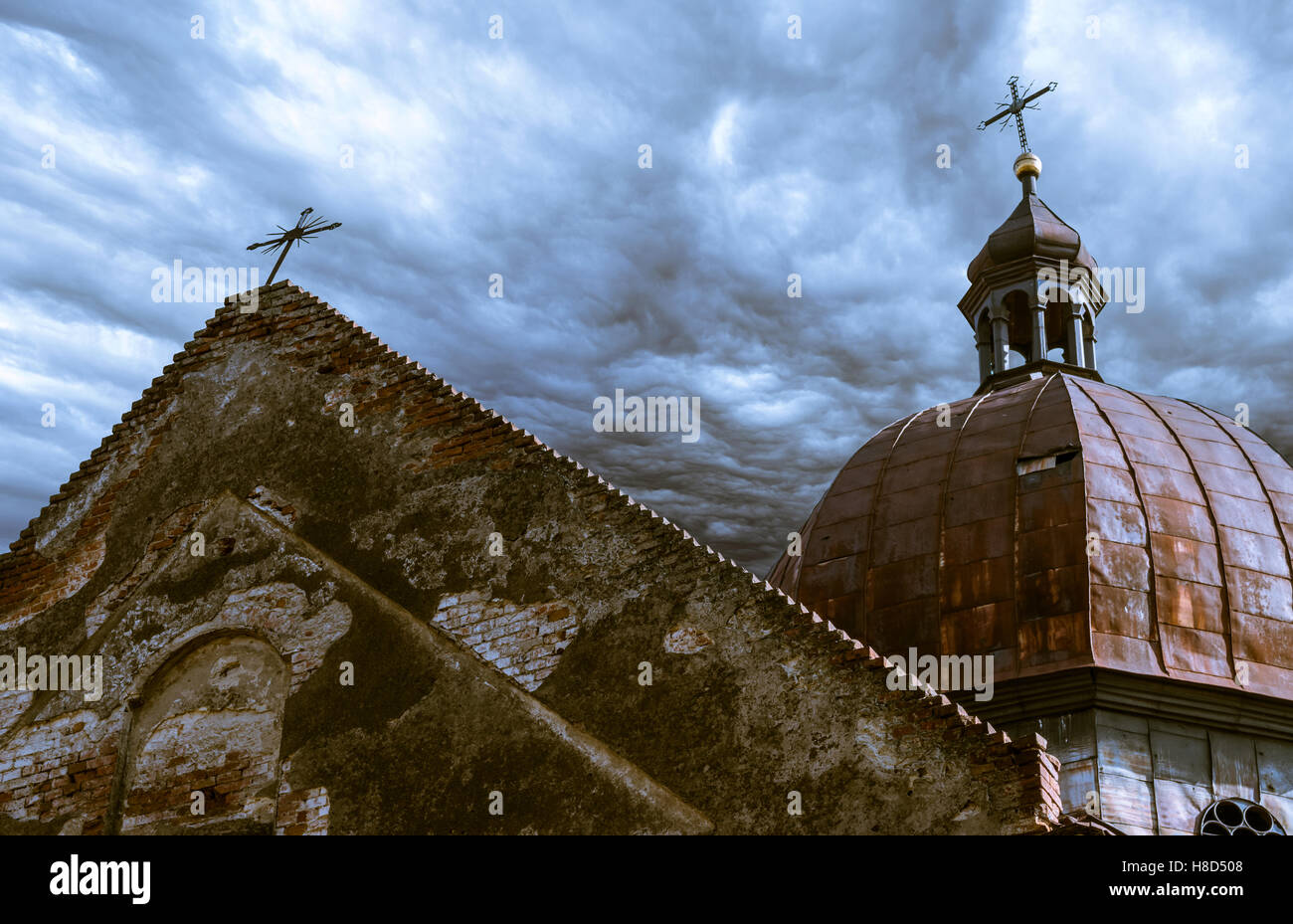 Ruine de l'ancienne église orthodoxe et abandonnées contre de gros nuages, des nuages sombres se rassemblent sur l'église orthodoxe en ruine Banque D'Images